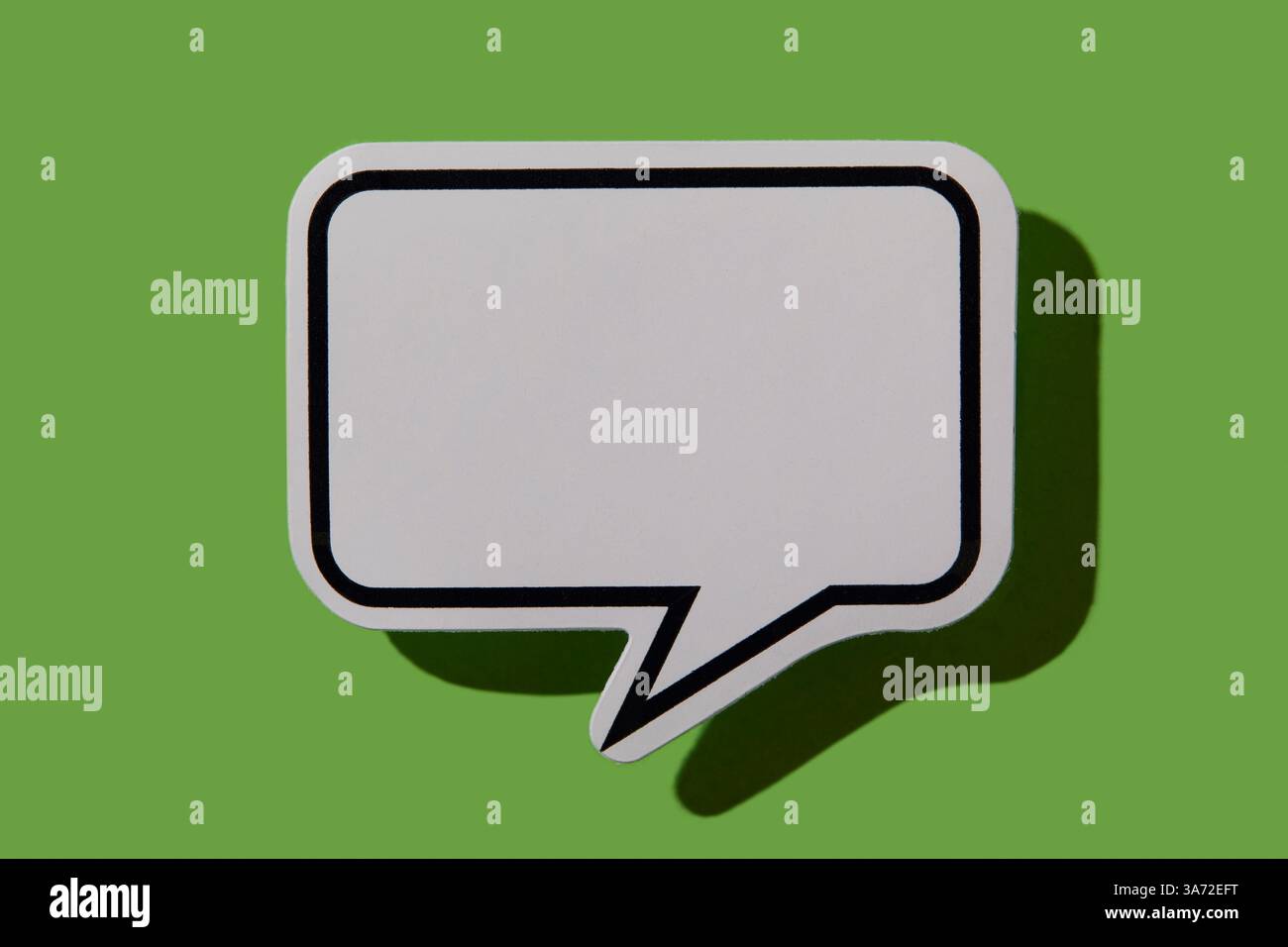 Leere Gedankenblase auf grünem Hintergrund Stockfoto