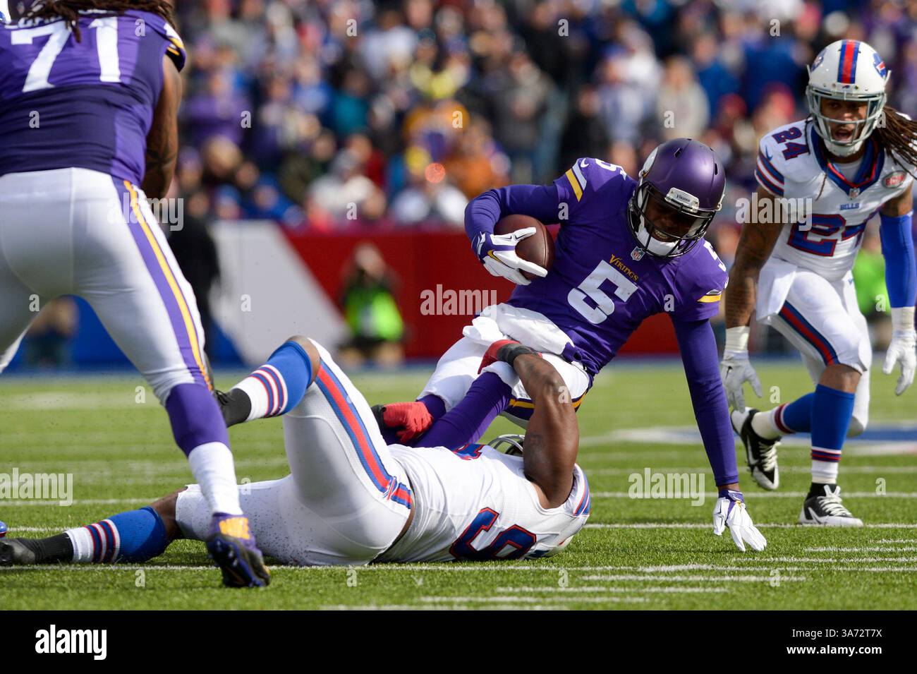 Oktober 2014 - Orchard Park, New York, USA TEDDY BRIDGEWATER (5) wird von Buffalo Bills Defensive End MARIO WILLIAMS (94) im zweiten Viertel im Ralph Wilson Stadium in Orchard Park, NY, entlassen. Minnesota führt Buffalo 13-10 in der Hälfte an. (Kreditbild: © Michael Johnson/ZUMA Wire) Stockfoto