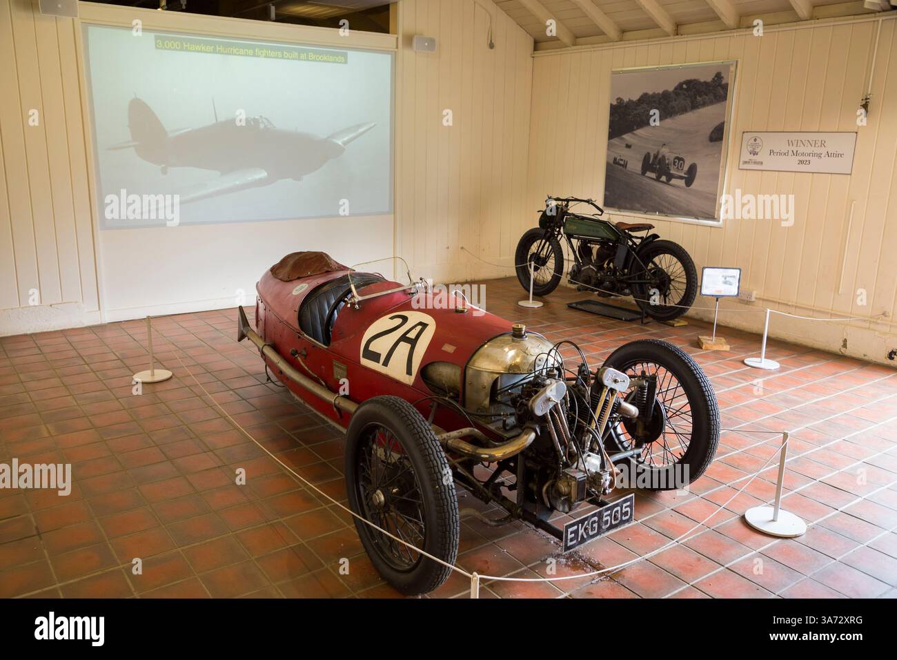 Morgan drei-Rad-Rennwagen-Zulassung EKG505 im Brooklands Museum in Surrey. UK. Auch Flugzeuge wurden hergestellt, siehe Bildschirm. (139) Stockfoto
