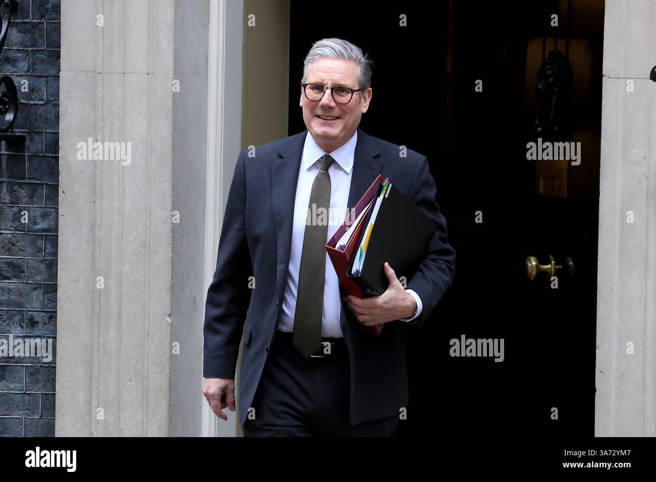Der britische Premierminister Keir Starmer verlässt die Downing Street 10, um an der wöchentlichen Sitzung der Fragen des Premierministers teilzunehmen. Stockfoto