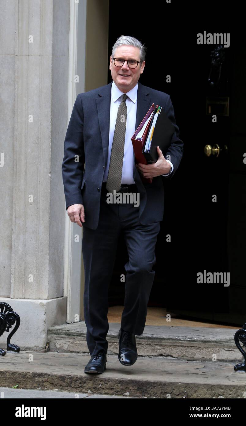 Der britische Premierminister Keir Starmer verlässt die Downing Street 10, um an der wöchentlichen Sitzung der Fragen des Premierministers teilzunehmen. Stockfoto