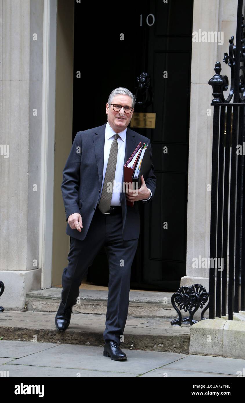 Der britische Premierminister Keir Starmer verlässt die Downing Street 10, um an der wöchentlichen Sitzung der Fragen des Premierministers teilzunehmen. Stockfoto