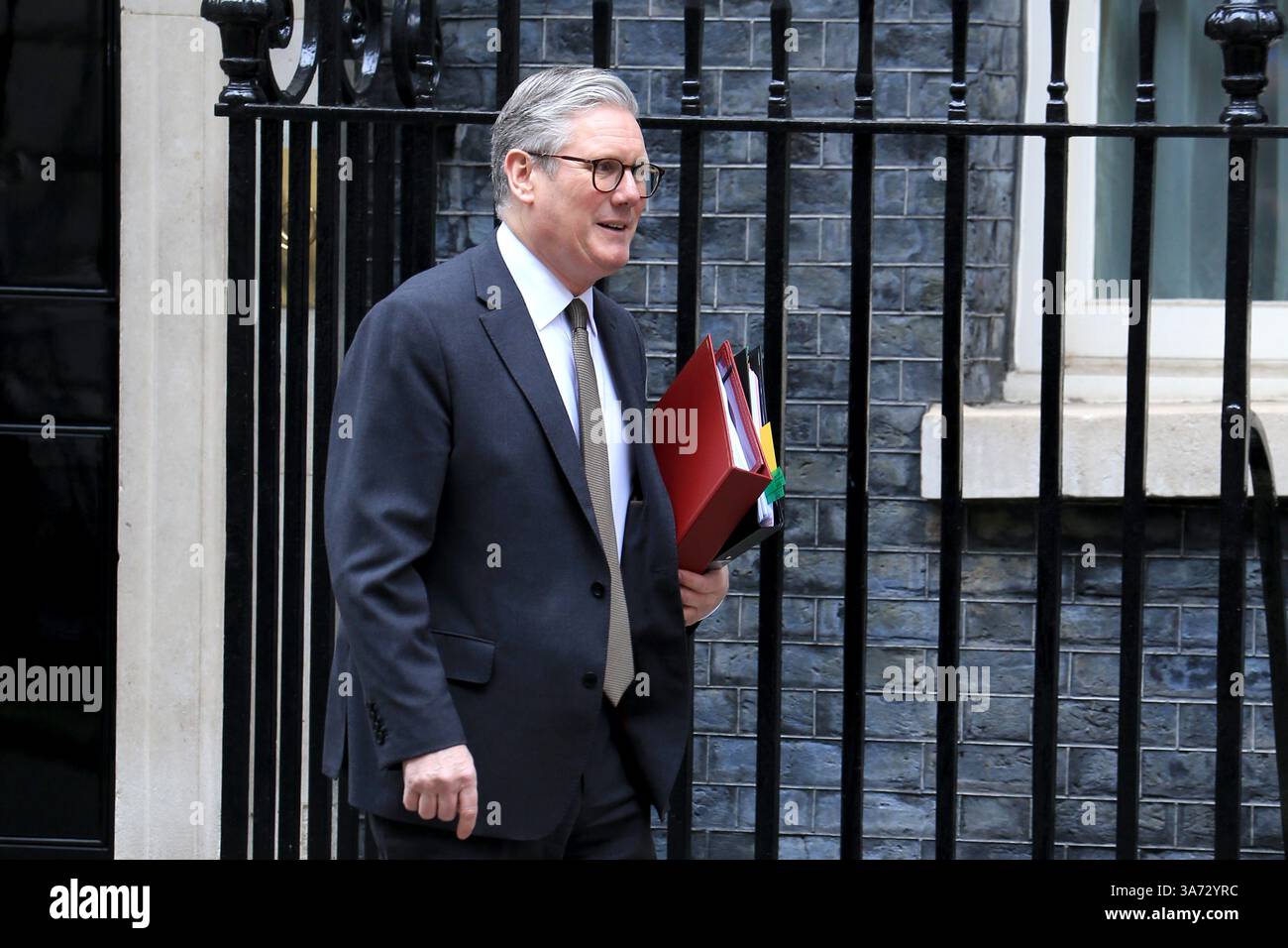 Der britische Premierminister Keir Starmer verlässt die Downing Street 10, um an der wöchentlichen Sitzung der Fragen des Premierministers teilzunehmen. Stockfoto