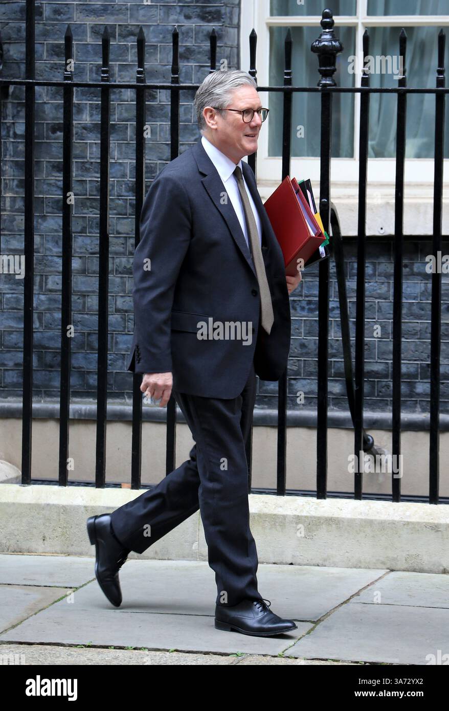 Der britische Premierminister Keir Starmer verlässt die Downing Street 10, um an der wöchentlichen Sitzung der Fragen des Premierministers teilzunehmen. Stockfoto