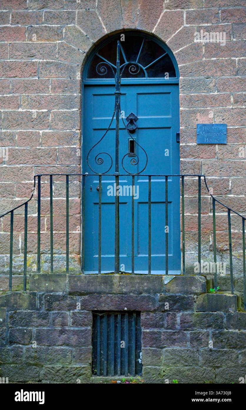 Verzierte Tür und schmiedeeiserne Schienen, cromford Mill, matlock, derbyshire, england Stockfoto