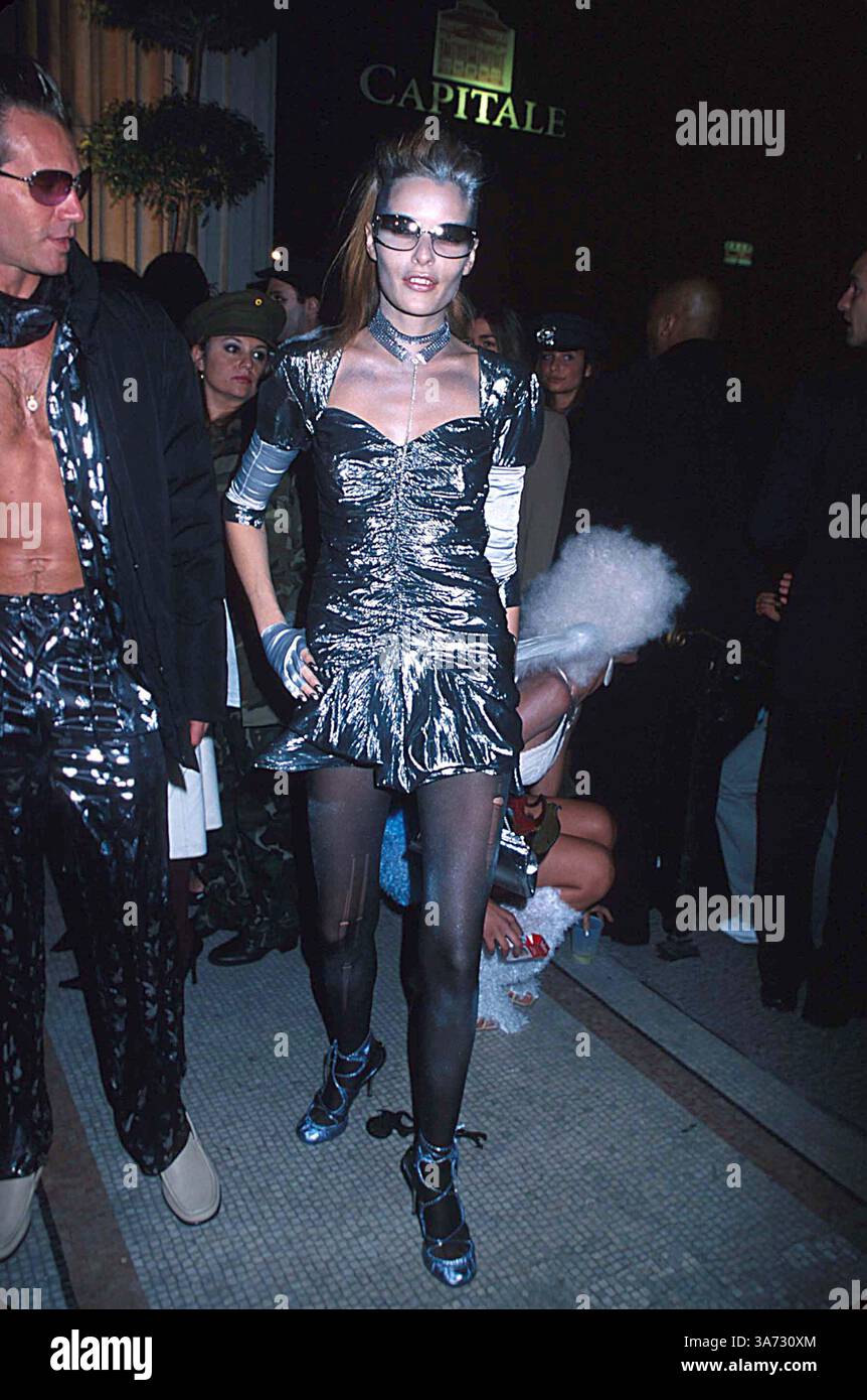 JANUAR 2011 - K27018HMC HEIDI KLUM'S 3. JÄHRLICHE HALLOWEEN-PARTY, CAPITALE, NYC 10.31.02. HENRY MCGEE/ 2002.RIE RASMUSSEN(Bild: © Globe Photos/ZUMAPRESS.com) Stockfoto