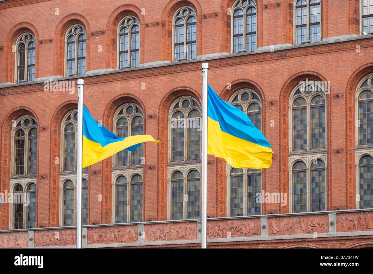 Berlin - 25. März 2025: Zwei ukrainische Fahnen fliegen vor dem Roten Rathaus in Berlin. Die blau-gelbe Nationalflagge steht für Solidarität mit der Ukraine *** zwei ukrainische Fahnen wehen vor dem Roten Rathaus in Berlin. Die blau-gelbe Nationalflagge steht für Solidarität mit der Ukraine Stockfoto
