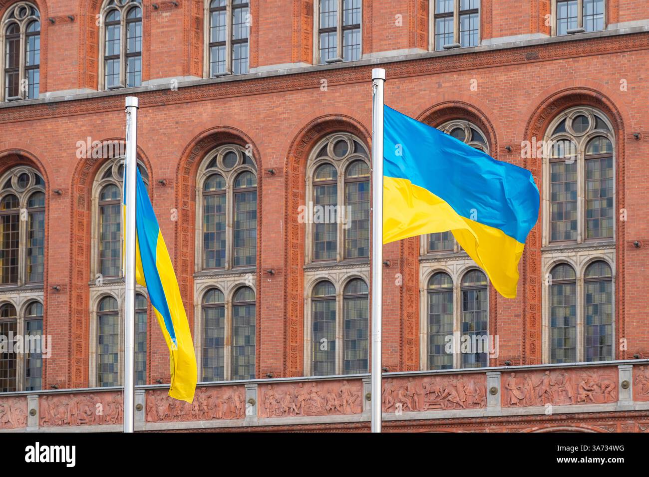 Berlin - 25. März 2025: Zwei ukrainische Fahnen fliegen vor dem Roten Rathaus in Berlin. Die blau-gelbe Nationalflagge steht für Solidarität mit der Ukraine *** zwei ukrainische Fahnen wehen vor dem Roten Rathaus in Berlin. Die blau-gelbe Nationalflagge steht für Solidarität mit der Ukraine Stockfoto