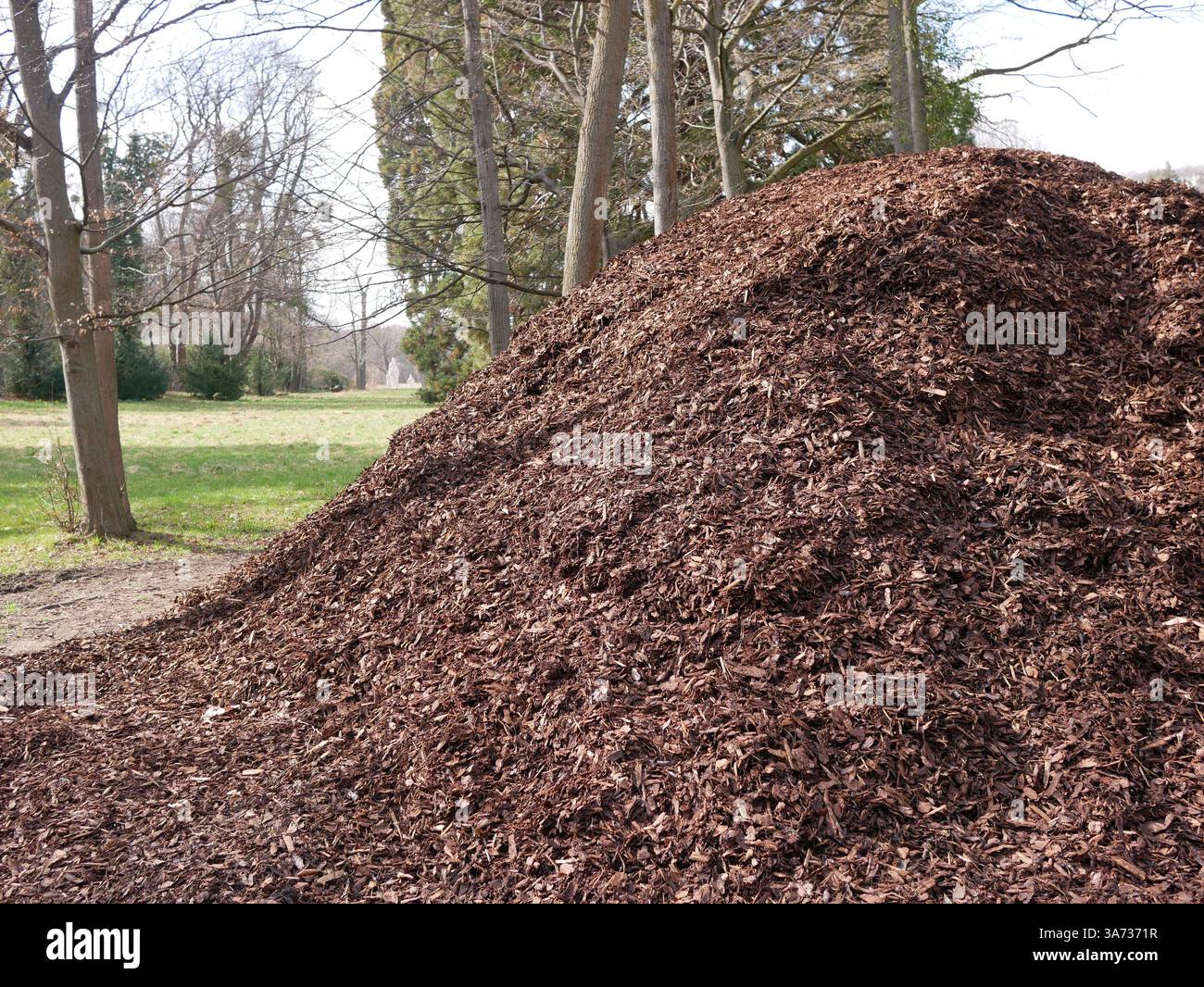 Ein Haufen Rindenmulch. Naturdnger aus pflanzlichem Humus zur  Bodenanreicherung. Wien, Potzleinsdorfer Schlosspark Stockfotografie - Alamy