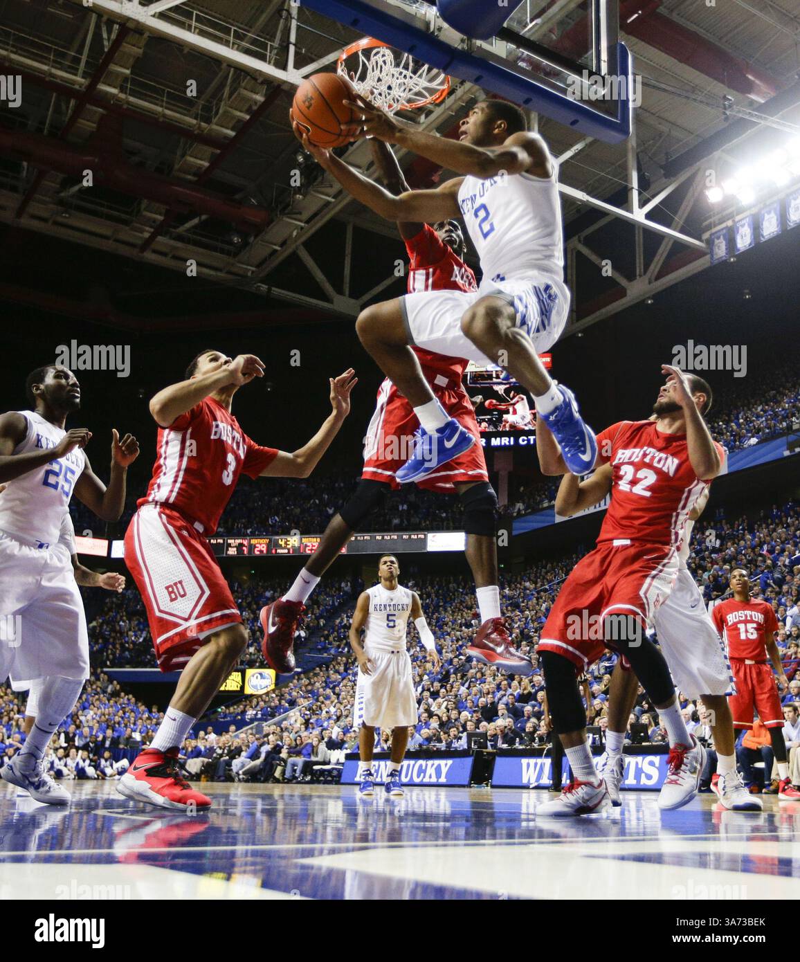 21. November 2014 – Lexington, KY, USA – Aaron Harrison (2) aus Kentucky macht am Freitag, 21. November 2014, in Lexington, Ky, gegen die Boston University ein Layup in der ersten Halbzeit. (Abbildung: © Mark Cornelison/TNS/ZUMA Wire) Stockfoto