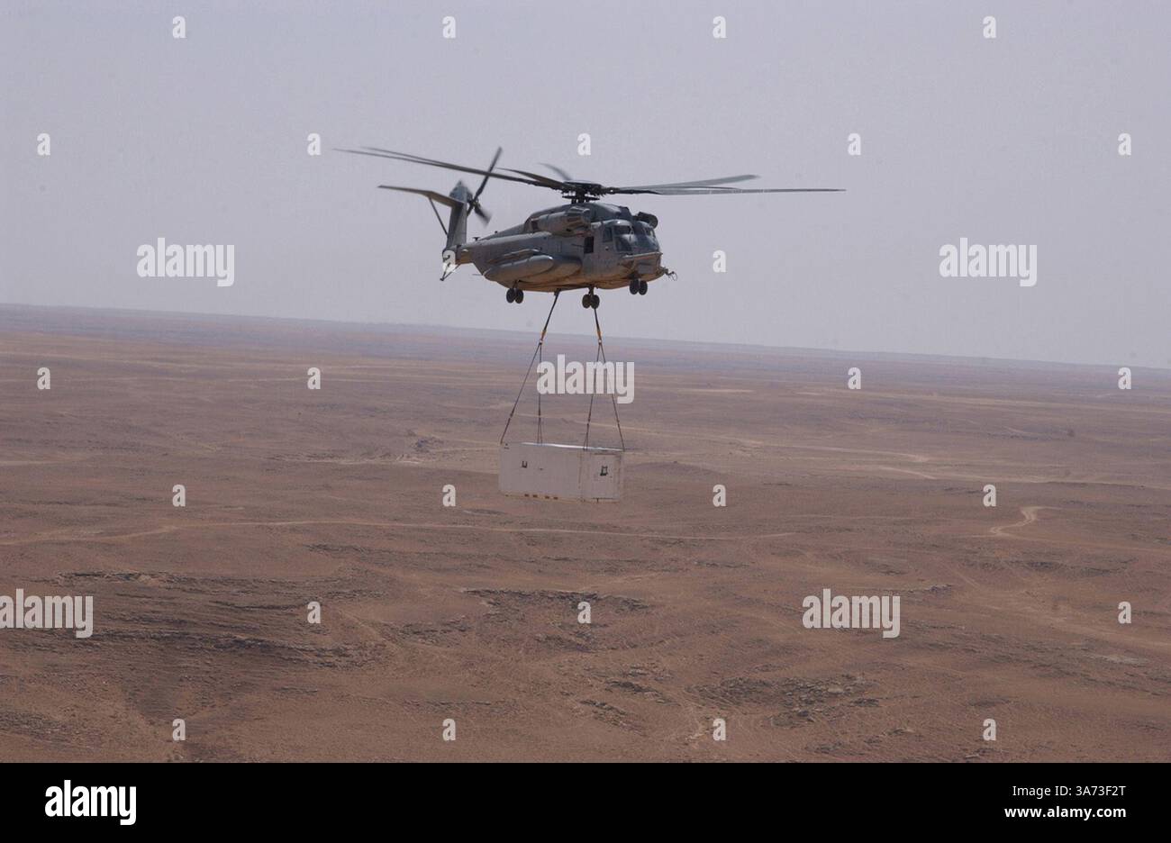 20. April 2004; Westirak, Irak; Ein CH-53E Super Hengst der Marine Heavy Helicopter Squadron 465, Marine Aircraft Group 16, 3rd Marine Aircraft Wing, transportiert am 20. April eine externe Frachtladung durch den Westirak zu einer Vorwärts-Operationsbasis. HMH-465 und seine Schwestergeschwader HMH-466 liefern schwere Fracht an Marine-Einheiten im gesamten Westirak. Stockfoto