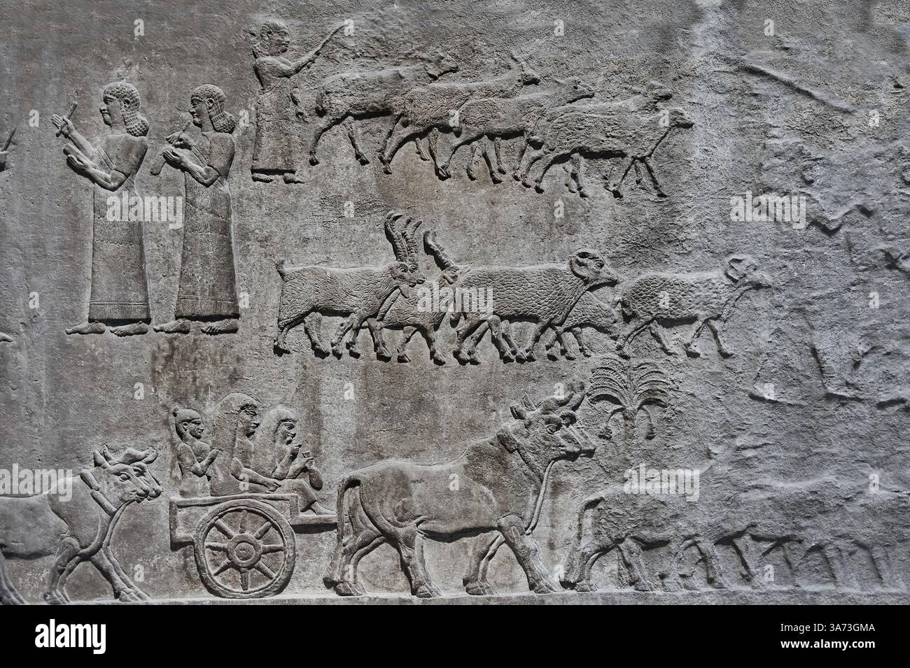 Assyrische Basreliefskulpturen zeigen Flüchtlinge, die aus einer Stadt fliehen, wahrscheinlich in Babylonien, 728 v. Chr., Nmrud Central Palace, British Museum Stockfoto