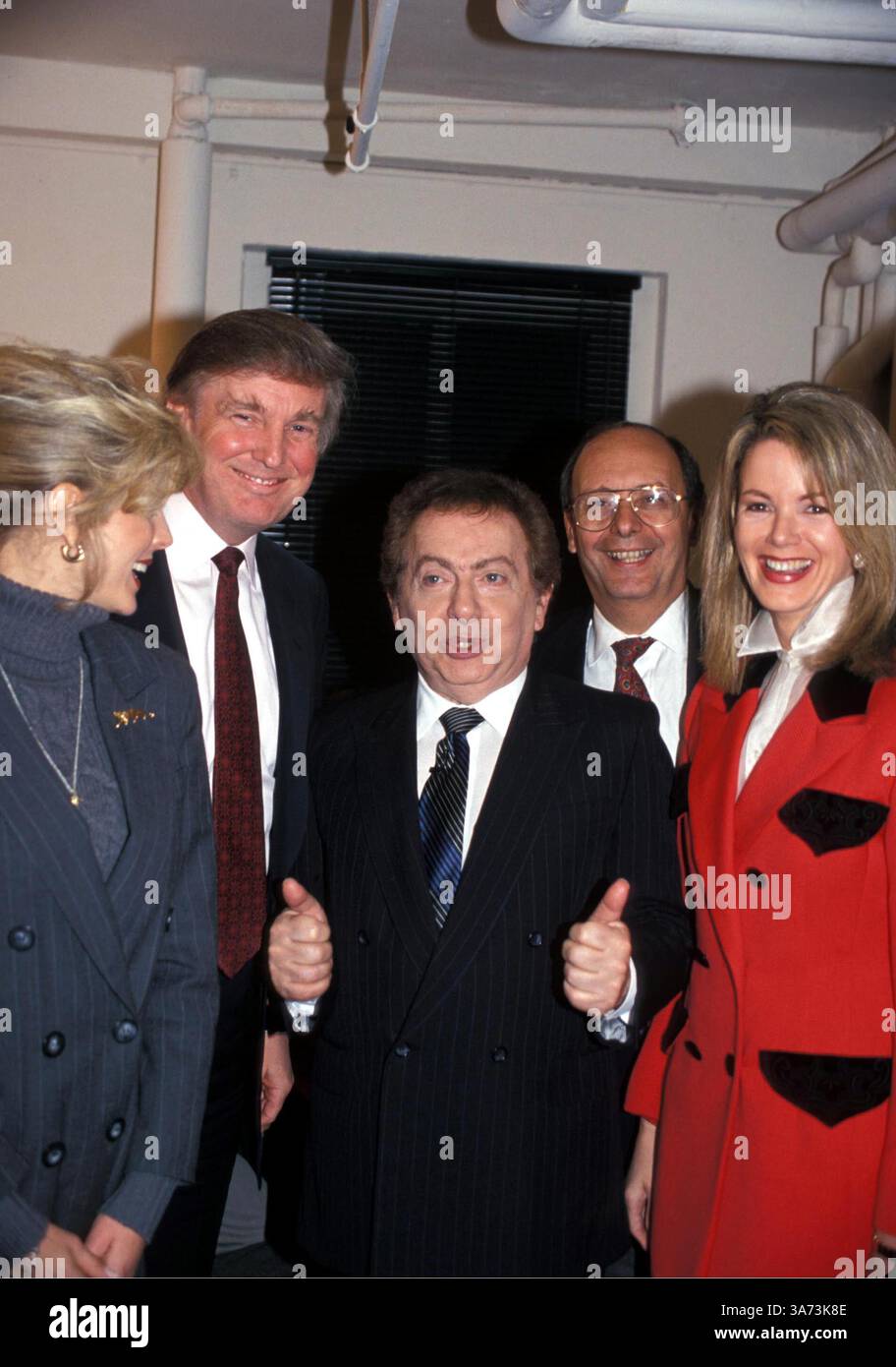 JANUAR 2011 - L7918WW.''JACKIE MASON: POLITICALLY INCORRECT''' 29.03.94.MARLA MAPLES, DONALD TRUMP, JACKIE MASON, AL D'AMATO UND BLAINE TRUMP. WALTER WEISSMAN/94.DONALDTRUMPRETRO(Kreditbild: © Globe Photos/ZUMAPRESS.com) Stockfoto
