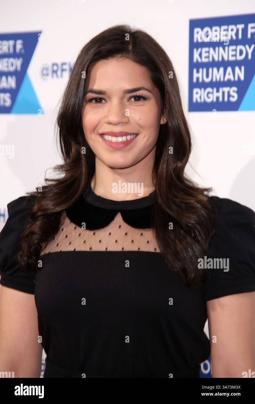 Dezember 2014 - New York, New York, USA - AMERIKA FERRERA kommt zur Robert F. Kennedy Ripple of Hope Awards Gala im New York Hilton. (Foto: © Sonia Moskowitz/Globe Photos/ZUMA Wire) Stockfoto