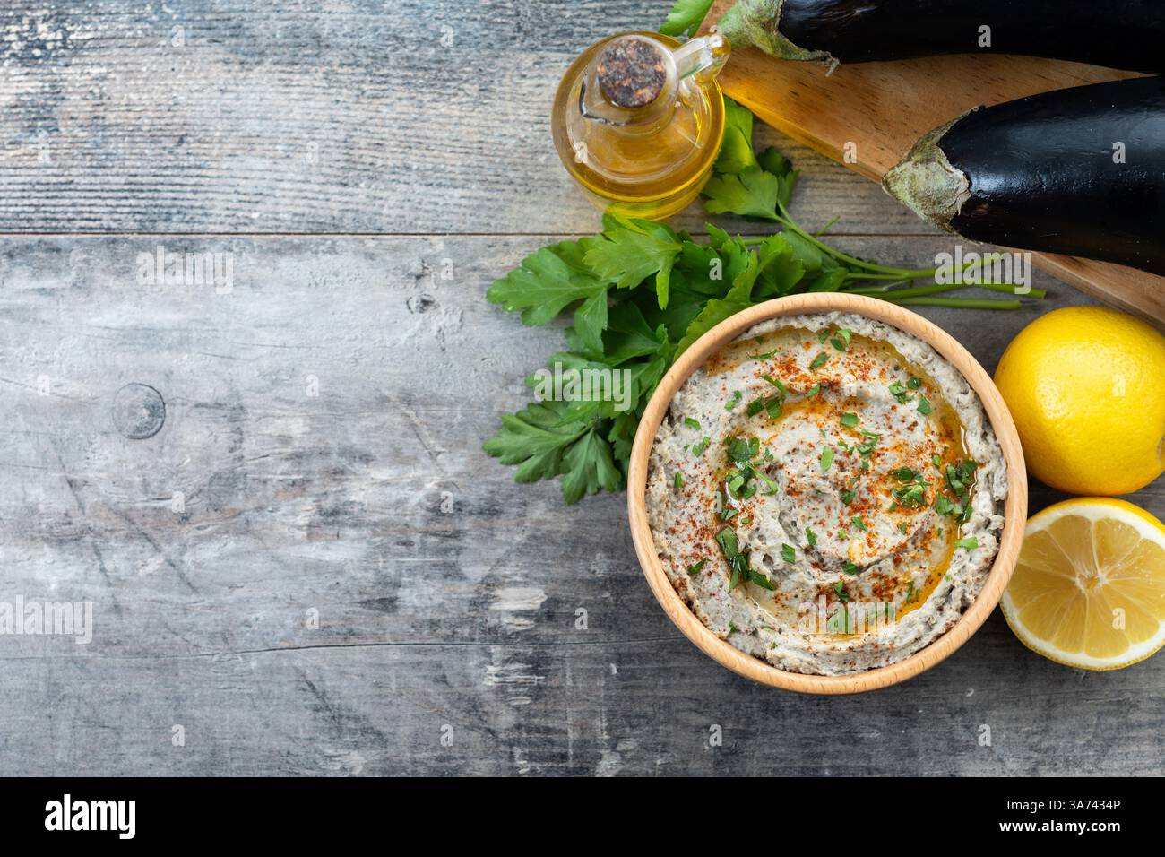 Traditionelles Baba Ganoush in Schüssel auf Holztisch Stockfoto
