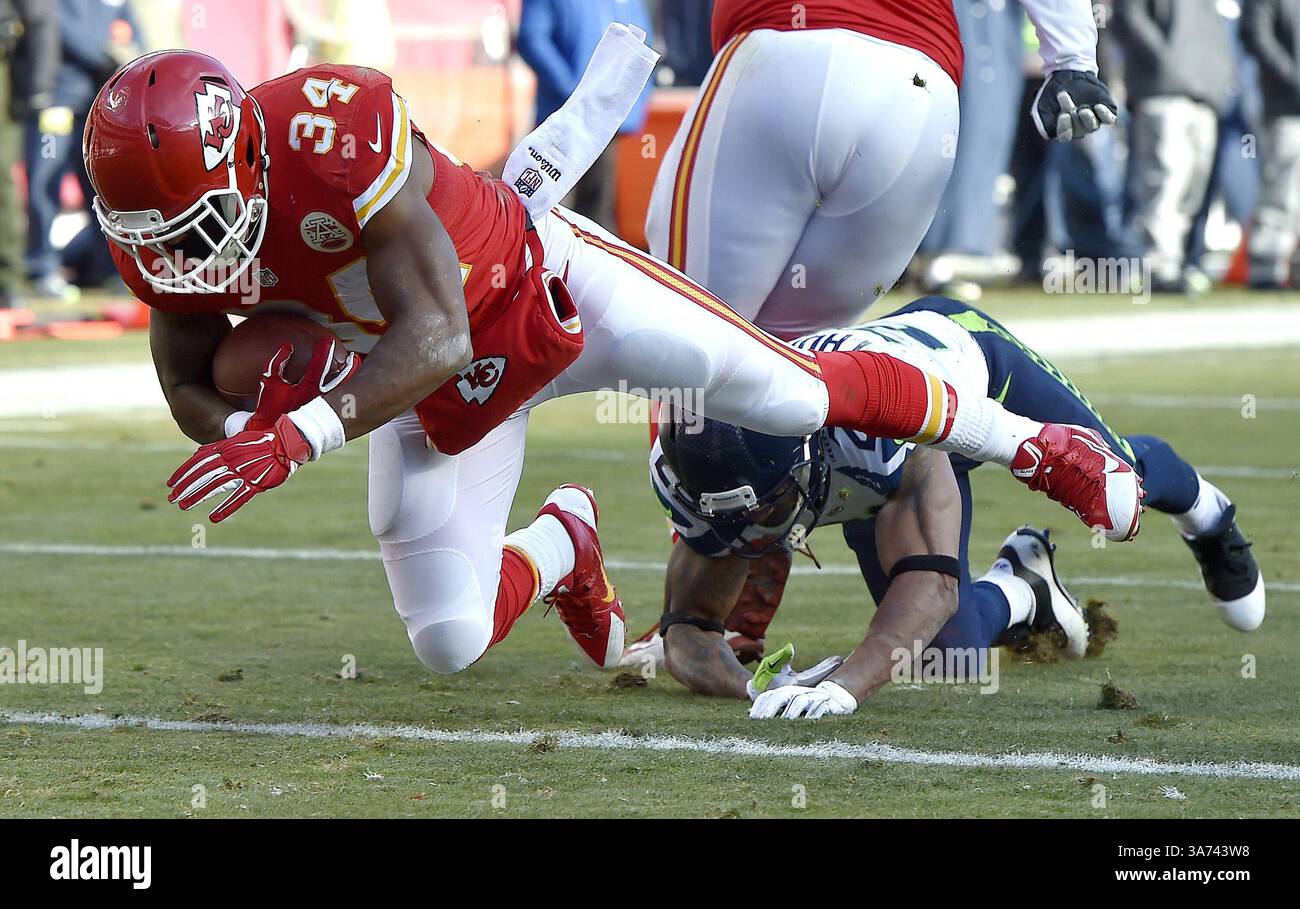 16. November 2014 - Kansas City, MO, USA - Kansas City Chiefs Running Back Knile Davis (34) bringt Seattle Seahawks Free Safety Earl Thomas (29) in die Endzone für einen Touchdown im vierten Quartal während des Fußballspiels am 16. November 2014 im Arrowhead Stadium in Kansas City, Mo. Die Chiefs gewannen 24:20. (Abbildung: © John Sleezer/TNS/ZUMA Wire) Stockfoto