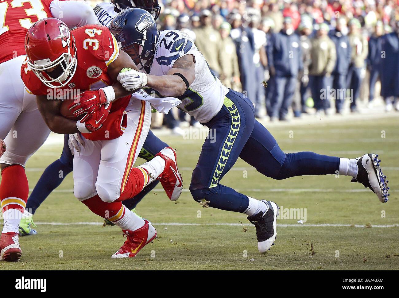 16. November 2014 - Kansas City, MO, USA - Kansas City Chiefs Running Back Knile Davis (34) bringt Seattle Seahawks Free Safety Earl Thomas (29) in die Endzone für einen Touchdown im vierten Quartal während des Fußballspiels am 16. November 2014 im Arrowhead Stadium in Kansas City, Mo. Die Chiefs gewannen 24:20. (Abbildung: © John Sleezer/TNS/ZUMA Wire) Stockfoto