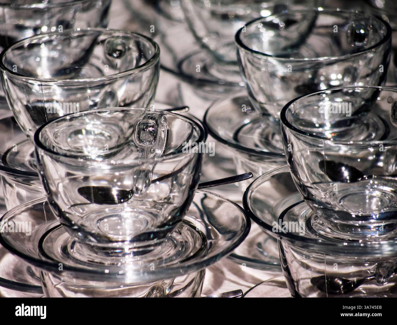 November 2014 - Set Teetassen. -- in Kiew fand eine internationale Konferenz des Publick-Forums ''Putting the''' U ''in EU'' statt. Democracy Reporting International (DRI) veranstaltet gemeinsam mit der Nationalen Universität Taras Schewtschenko in Kiew und der Bürgerinitiative „Reanimationspaket der Reformen“ (RPR) ein öffentliches Forum in Kiew, um mit den neuen Mitgliedern der Werchowna Rada, Vertretern der Regierung, Führern der Zivilgesellschaft und Jugendlichen über die Wege zur Umsetzung wichtiger politischer Reformen zu diskutieren. (Bild: © Igor Golovniov/ZUMA Wire) Stockfoto