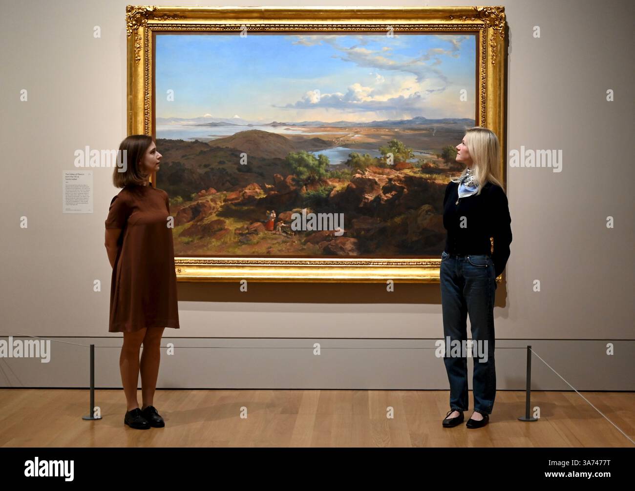 Die erste britische Ausstellung von Mexikos beliebtem Künstler José María Velasco. Velasco, der im 19. Jahrhundert in Mexiko arbeitete, war ein Mann von vielen Interessen. Er war fasziniert von den Fortschritten in der Geologie, der Archäologie seines Heimatlandes, der Erforschung der lokalen Flora und der zunehmenden Industrialisierung. Er malte die weitläufigen Landschaften des Tals von Mexiko, der Heimat des modernen Mexico City, mit exquisiten Details. Sein beeindruckender Panoramablick auf das Tal offenbart Anspielungen auf Mexikos historische Vergangenheit und seine sich schnell modernisierende Gegenwart. Stockfoto