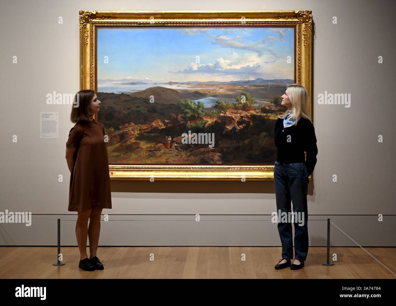 Die erste britische Ausstellung von Mexikos beliebtem Künstler José María Velasco. Velasco, der im 19. Jahrhundert in Mexiko arbeitete, war ein Mann von vielen Interessen. Er war fasziniert von den Fortschritten in der Geologie, der Archäologie seines Heimatlandes, der Erforschung der lokalen Flora und der zunehmenden Industrialisierung. Er malte die weitläufigen Landschaften des Tals von Mexiko, der Heimat des modernen Mexico City, mit exquisiten Details. Sein beeindruckender Panoramablick auf das Tal offenbart Anspielungen auf Mexikos historische Vergangenheit und seine sich schnell modernisierende Gegenwart. Stockfoto