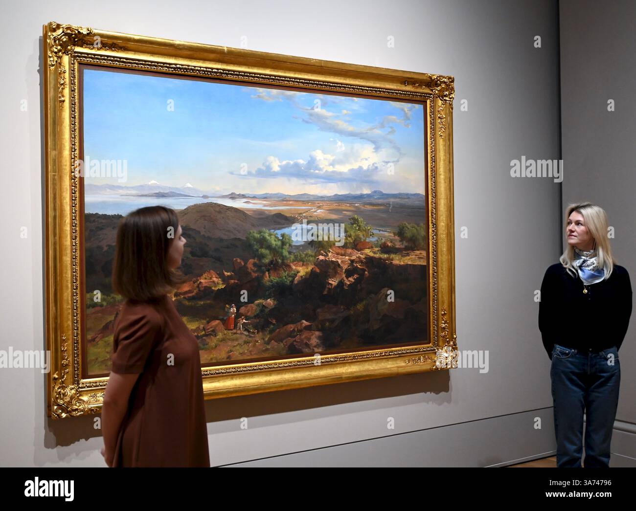 Die erste britische Ausstellung von Mexikos beliebtem Künstler José María Velasco. Velasco, der im 19. Jahrhundert in Mexiko arbeitete, war ein Mann von vielen Interessen. Er war fasziniert von den Fortschritten in der Geologie, der Archäologie seines Heimatlandes, der Erforschung der lokalen Flora und der zunehmenden Industrialisierung. Er malte die weitläufigen Landschaften des Tals von Mexiko, der Heimat des modernen Mexico City, mit exquisiten Details. Sein beeindruckender Panoramablick auf das Tal offenbart Anspielungen auf Mexikos historische Vergangenheit und seine sich schnell modernisierende Gegenwart. Stockfoto