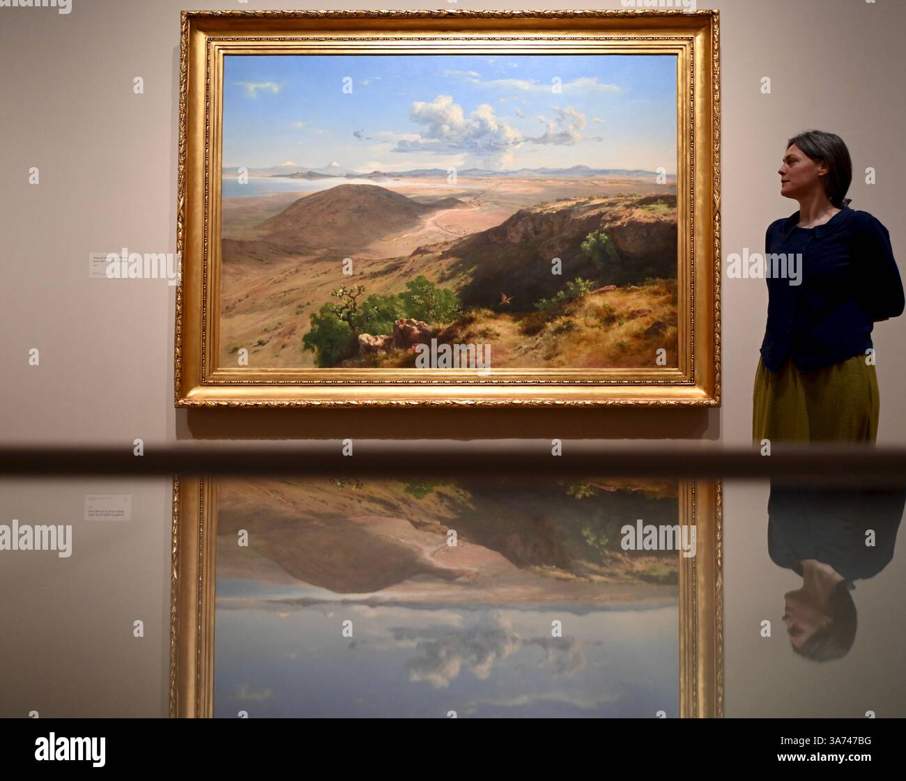 Die erste britische Ausstellung von Mexikos beliebtem Künstler José María Velasco. Velasco, der im 19. Jahrhundert in Mexiko arbeitete, war ein Mann von vielen Interessen. Er war fasziniert von den Fortschritten in der Geologie, der Archäologie seines Heimatlandes, der Erforschung der lokalen Flora und der zunehmenden Industrialisierung. Er malte die weitläufigen Landschaften des Tals von Mexiko, der Heimat des modernen Mexico City, mit exquisiten Details. Sein beeindruckender Panoramablick auf das Tal offenbart Anspielungen auf Mexikos historische Vergangenheit und seine sich schnell modernisierende Gegenwart. Stockfoto