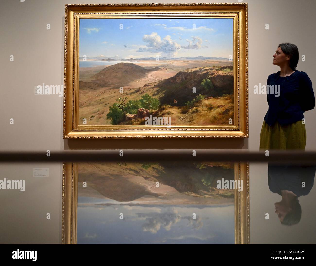 Die erste britische Ausstellung von Mexikos beliebtem Künstler José María Velasco. Velasco, der im 19. Jahrhundert in Mexiko arbeitete, war ein Mann von vielen Interessen. Er war fasziniert von den Fortschritten in der Geologie, der Archäologie seines Heimatlandes, der Erforschung der lokalen Flora und der zunehmenden Industrialisierung. Er malte die weitläufigen Landschaften des Tals von Mexiko, der Heimat des modernen Mexico City, mit exquisiten Details. Sein beeindruckender Panoramablick auf das Tal offenbart Anspielungen auf Mexikos historische Vergangenheit und seine sich schnell modernisierende Gegenwart. Stockfoto