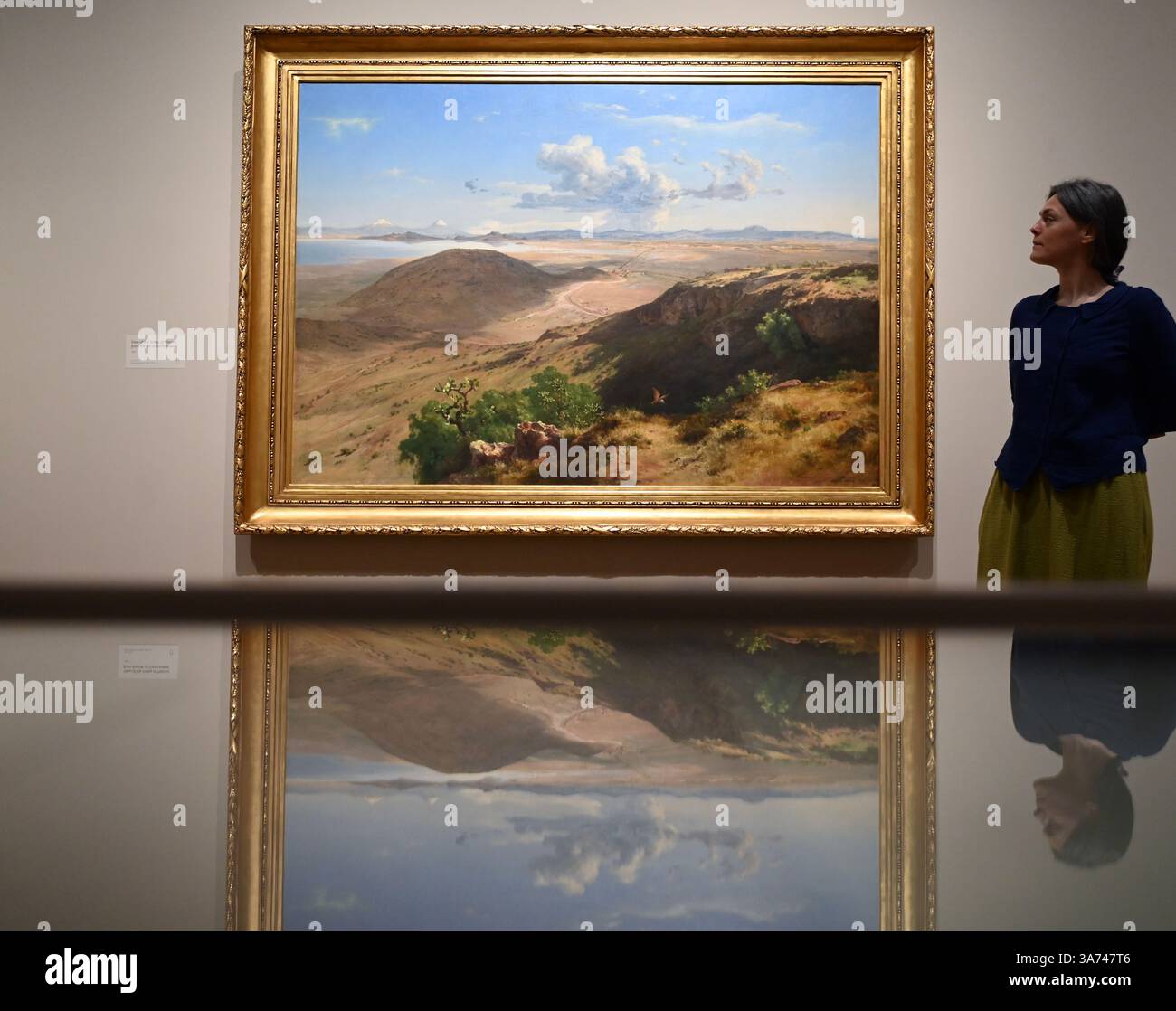 Die erste britische Ausstellung von Mexikos beliebtem Künstler José María Velasco. Velasco, der im 19. Jahrhundert in Mexiko arbeitete, war ein Mann von vielen Interessen. Er war fasziniert von den Fortschritten in der Geologie, der Archäologie seines Heimatlandes, der Erforschung der lokalen Flora und der zunehmenden Industrialisierung. Er malte die weitläufigen Landschaften des Tals von Mexiko, der Heimat des modernen Mexico City, mit exquisiten Details. Sein beeindruckender Panoramablick auf das Tal offenbart Anspielungen auf Mexikos historische Vergangenheit und seine sich schnell modernisierende Gegenwart. Stockfoto