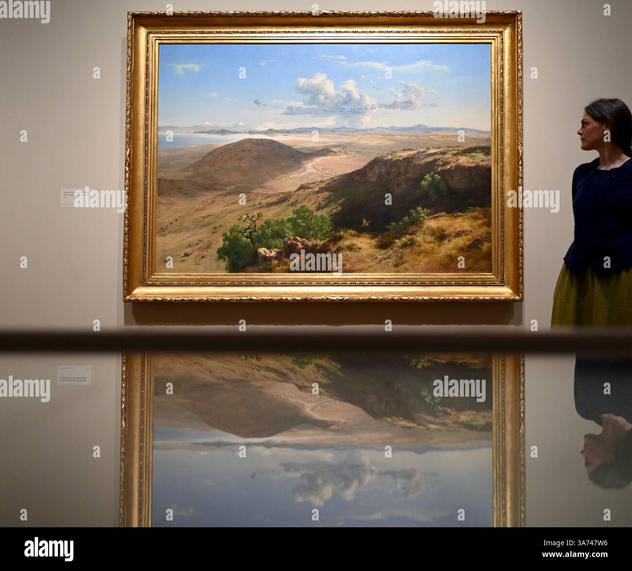 Die erste britische Ausstellung von Mexikos beliebtem Künstler José María Velasco. Velasco, der im 19. Jahrhundert in Mexiko arbeitete, war ein Mann von vielen Interessen. Er war fasziniert von den Fortschritten in der Geologie, der Archäologie seines Heimatlandes, der Erforschung der lokalen Flora und der zunehmenden Industrialisierung. Er malte die weitläufigen Landschaften des Tals von Mexiko, der Heimat des modernen Mexico City, mit exquisiten Details. Sein beeindruckender Panoramablick auf das Tal offenbart Anspielungen auf Mexikos historische Vergangenheit und seine sich schnell modernisierende Gegenwart. Stockfoto
