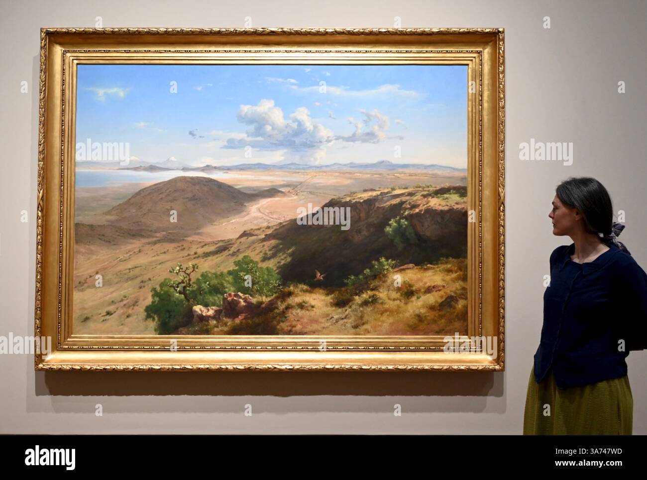 Die erste britische Ausstellung von Mexikos beliebtem Künstler José María Velasco. Velasco, der im 19. Jahrhundert in Mexiko arbeitete, war ein Mann von vielen Interessen. Er war fasziniert von den Fortschritten in der Geologie, der Archäologie seines Heimatlandes, der Erforschung der lokalen Flora und der zunehmenden Industrialisierung. Er malte die weitläufigen Landschaften des Tals von Mexiko, der Heimat des modernen Mexico City, mit exquisiten Details. Sein beeindruckender Panoramablick auf das Tal offenbart Anspielungen auf Mexikos historische Vergangenheit und seine sich schnell modernisierende Gegenwart. Stockfoto