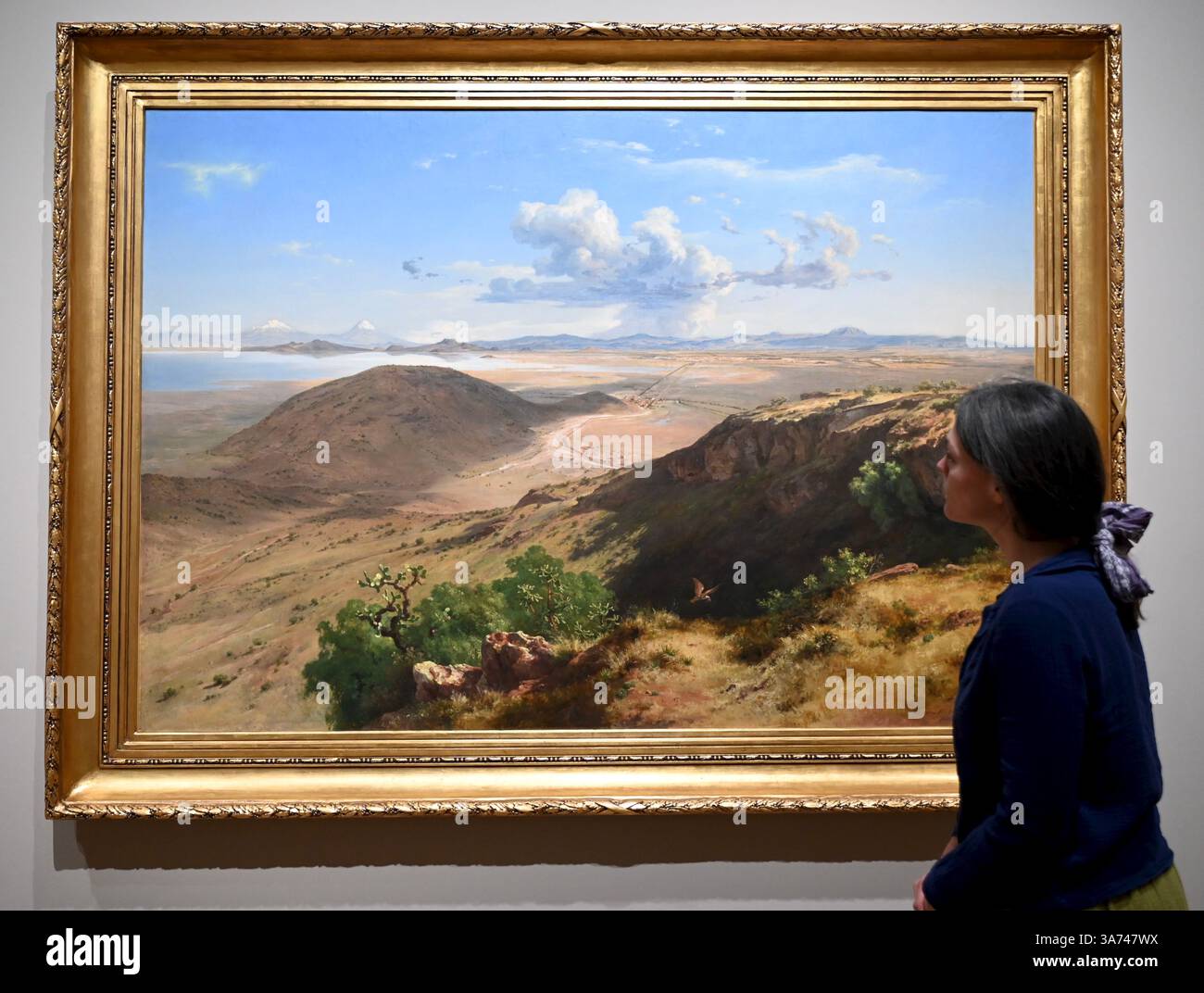 Die erste britische Ausstellung von Mexikos beliebtem Künstler José María Velasco. Velasco, der im 19. Jahrhundert in Mexiko arbeitete, war ein Mann von vielen Interessen. Er war fasziniert von den Fortschritten in der Geologie, der Archäologie seines Heimatlandes, der Erforschung der lokalen Flora und der zunehmenden Industrialisierung. Er malte die weitläufigen Landschaften des Tals von Mexiko, der Heimat des modernen Mexico City, mit exquisiten Details. Sein beeindruckender Panoramablick auf das Tal offenbart Anspielungen auf Mexikos historische Vergangenheit und seine sich schnell modernisierende Gegenwart. Stockfoto