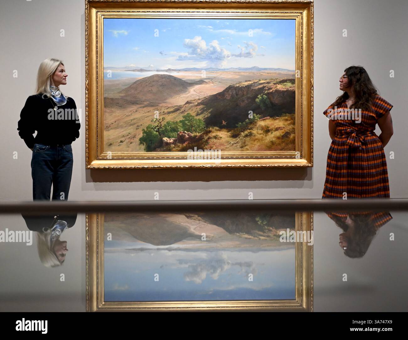 Die erste britische Ausstellung von Mexikos beliebtem Künstler José María Velasco. Velasco, der im 19. Jahrhundert in Mexiko arbeitete, war ein Mann von vielen Interessen. Er war fasziniert von den Fortschritten in der Geologie, der Archäologie seines Heimatlandes, der Erforschung der lokalen Flora und der zunehmenden Industrialisierung. Er malte die weitläufigen Landschaften des Tals von Mexiko, der Heimat des modernen Mexico City, mit exquisiten Details. Sein beeindruckender Panoramablick auf das Tal offenbart Anspielungen auf Mexikos historische Vergangenheit und seine sich schnell modernisierende Gegenwart. Stockfoto