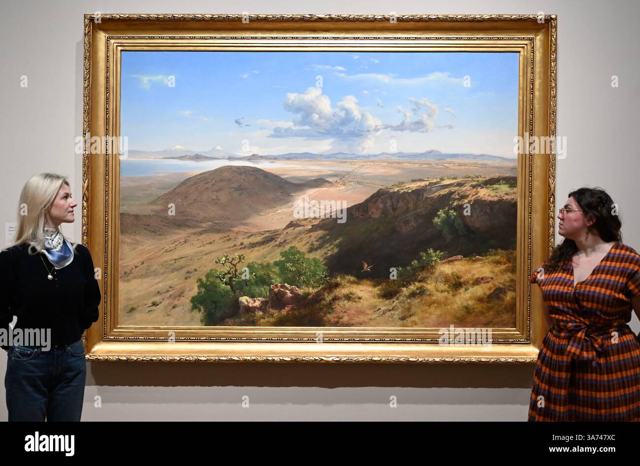 Die erste britische Ausstellung von Mexikos beliebtem Künstler José María Velasco. Velasco, der im 19. Jahrhundert in Mexiko arbeitete, war ein Mann von vielen Interessen. Er war fasziniert von den Fortschritten in der Geologie, der Archäologie seines Heimatlandes, der Erforschung der lokalen Flora und der zunehmenden Industrialisierung. Er malte die weitläufigen Landschaften des Tals von Mexiko, der Heimat des modernen Mexico City, mit exquisiten Details. Sein beeindruckender Panoramablick auf das Tal offenbart Anspielungen auf Mexikos historische Vergangenheit und seine sich schnell modernisierende Gegenwart. Stockfoto