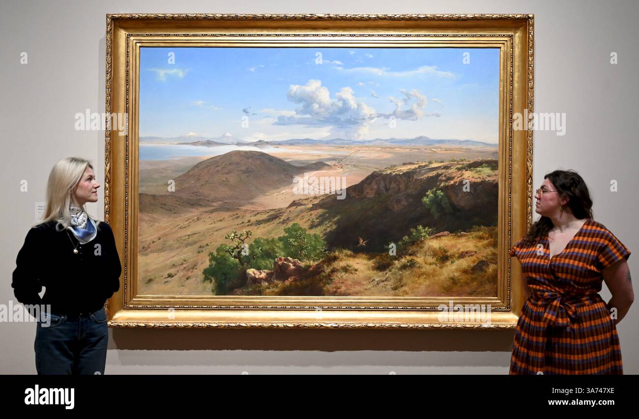 Die erste britische Ausstellung von Mexikos beliebtem Künstler José María Velasco. Velasco, der im 19. Jahrhundert in Mexiko arbeitete, war ein Mann von vielen Interessen. Er war fasziniert von den Fortschritten in der Geologie, der Archäologie seines Heimatlandes, der Erforschung der lokalen Flora und der zunehmenden Industrialisierung. Er malte die weitläufigen Landschaften des Tals von Mexiko, der Heimat des modernen Mexico City, mit exquisiten Details. Sein beeindruckender Panoramablick auf das Tal offenbart Anspielungen auf Mexikos historische Vergangenheit und seine sich schnell modernisierende Gegenwart. Stockfoto