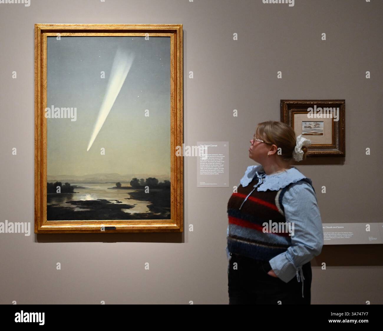 Die erste britische Ausstellung von Mexikos beliebtem Künstler José María Velasco. Velasco, der im 19. Jahrhundert in Mexiko arbeitete, war ein Mann von vielen Interessen. Er war fasziniert von den Fortschritten in der Geologie, der Archäologie seines Heimatlandes, der Erforschung der lokalen Flora und der zunehmenden Industrialisierung. Er malte die weitläufigen Landschaften des Tals von Mexiko, der Heimat des modernen Mexico City, mit exquisiten Details. Sein beeindruckender Panoramablick auf das Tal offenbart Anspielungen auf Mexikos historische Vergangenheit und seine sich schnell modernisierende Gegenwart. Stockfoto