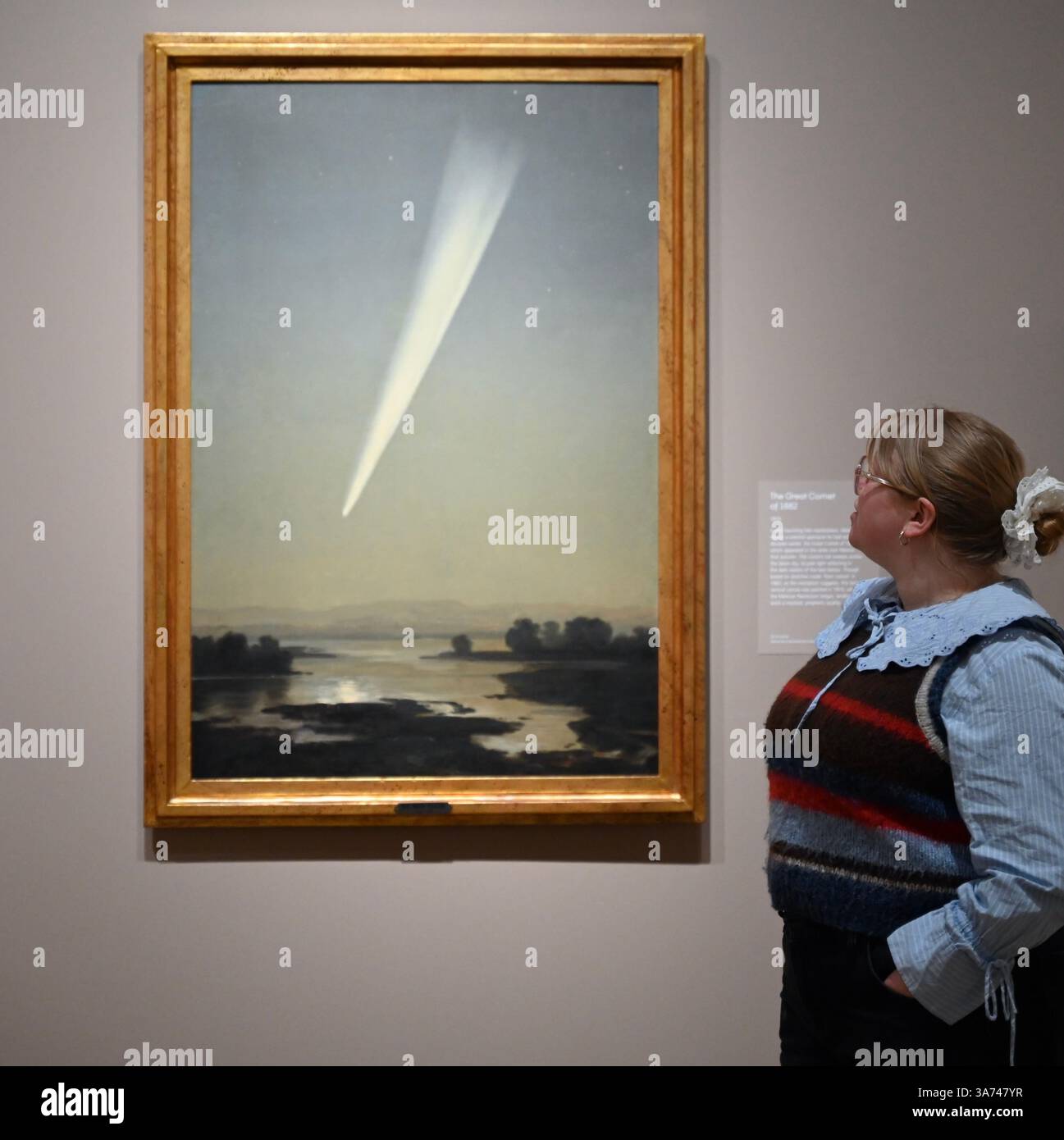 Die erste britische Ausstellung von Mexikos beliebtem Künstler José María Velasco. Velasco, der im 19. Jahrhundert in Mexiko arbeitete, war ein Mann von vielen Interessen. Er war fasziniert von den Fortschritten in der Geologie, der Archäologie seines Heimatlandes, der Erforschung der lokalen Flora und der zunehmenden Industrialisierung. Er malte die weitläufigen Landschaften des Tals von Mexiko, der Heimat des modernen Mexico City, mit exquisiten Details. Sein beeindruckender Panoramablick auf das Tal offenbart Anspielungen auf Mexikos historische Vergangenheit und seine sich schnell modernisierende Gegenwart. Stockfoto