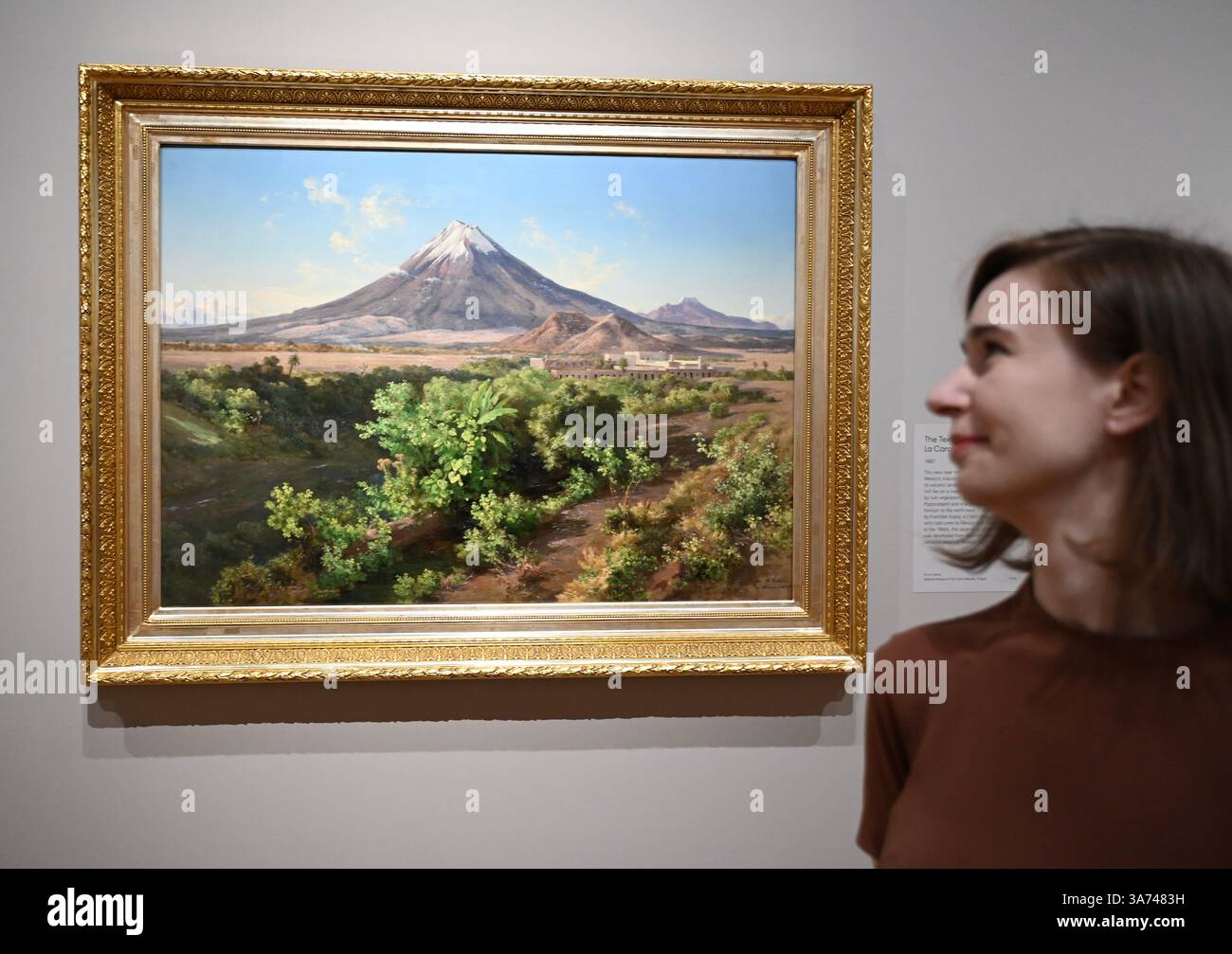 Die erste britische Ausstellung von Mexikos beliebtem Künstler José María Velasco. Velasco, der im 19. Jahrhundert in Mexiko arbeitete, war ein Mann von vielen Interessen. Er war fasziniert von den Fortschritten in der Geologie, der Archäologie seines Heimatlandes, der Erforschung der lokalen Flora und der zunehmenden Industrialisierung. Er malte die weitläufigen Landschaften des Tals von Mexiko, der Heimat des modernen Mexico City, mit exquisiten Details. Sein beeindruckender Panoramablick auf das Tal offenbart Anspielungen auf Mexikos historische Vergangenheit und seine sich schnell modernisierende Gegenwart. Stockfoto