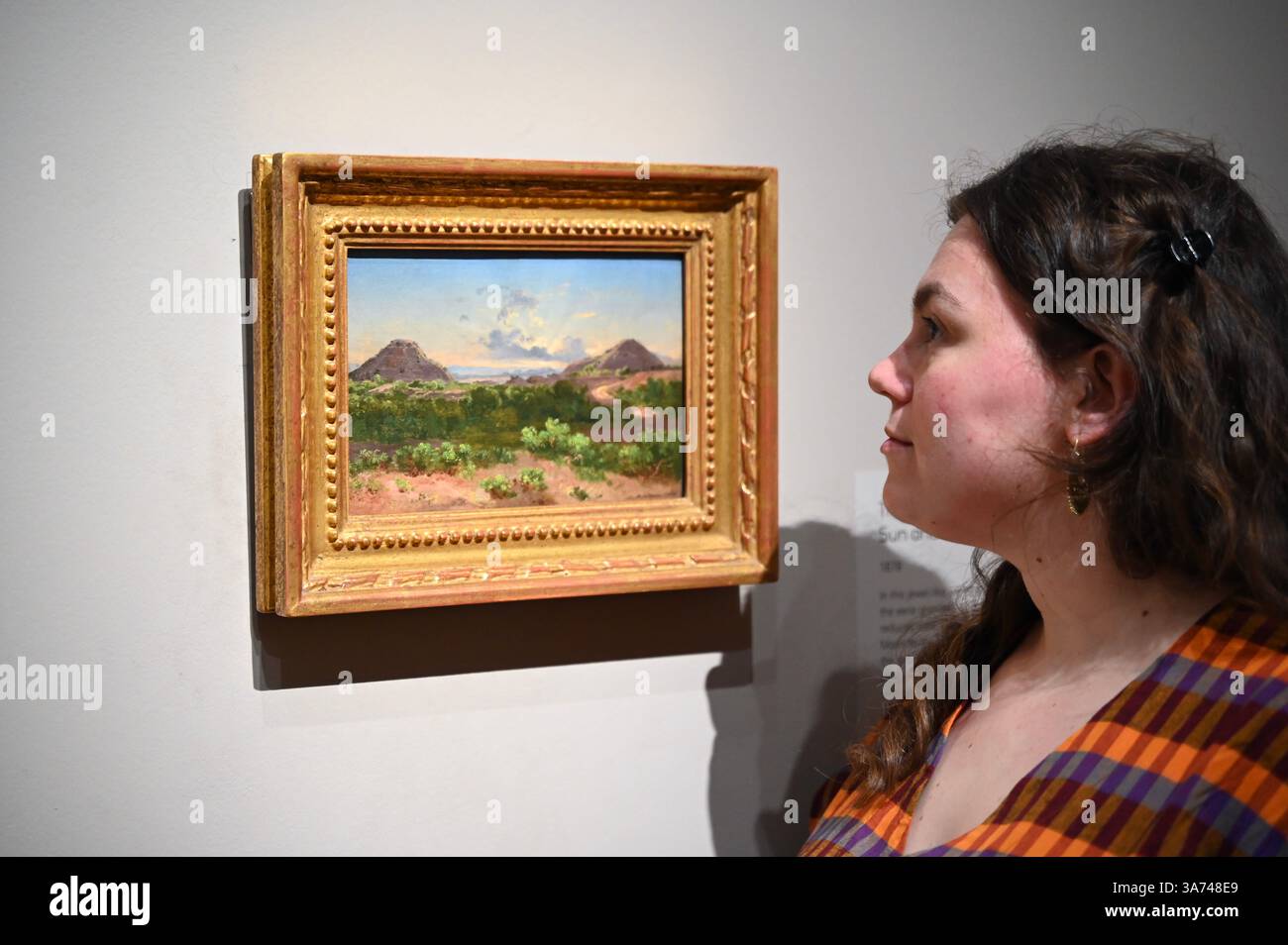 Die erste britische Ausstellung von Mexikos beliebtem Künstler José María Velasco. Velasco, der im 19. Jahrhundert in Mexiko arbeitete, war ein Mann von vielen Interessen. Er war fasziniert von den Fortschritten in der Geologie, der Archäologie seines Heimatlandes, der Erforschung der lokalen Flora und der zunehmenden Industrialisierung. Er malte die weitläufigen Landschaften des Tals von Mexiko, der Heimat des modernen Mexico City, mit exquisiten Details. Sein beeindruckender Panoramablick auf das Tal offenbart Anspielungen auf Mexikos historische Vergangenheit und seine sich schnell modernisierende Gegenwart. Stockfoto