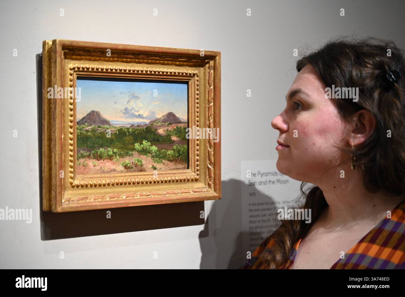 Die erste britische Ausstellung von Mexikos beliebtem Künstler José María Velasco. Velasco, der im 19. Jahrhundert in Mexiko arbeitete, war ein Mann von vielen Interessen. Er war fasziniert von den Fortschritten in der Geologie, der Archäologie seines Heimatlandes, der Erforschung der lokalen Flora und der zunehmenden Industrialisierung. Er malte die weitläufigen Landschaften des Tals von Mexiko, der Heimat des modernen Mexico City, mit exquisiten Details. Sein beeindruckender Panoramablick auf das Tal offenbart Anspielungen auf Mexikos historische Vergangenheit und seine sich schnell modernisierende Gegenwart. Stockfoto