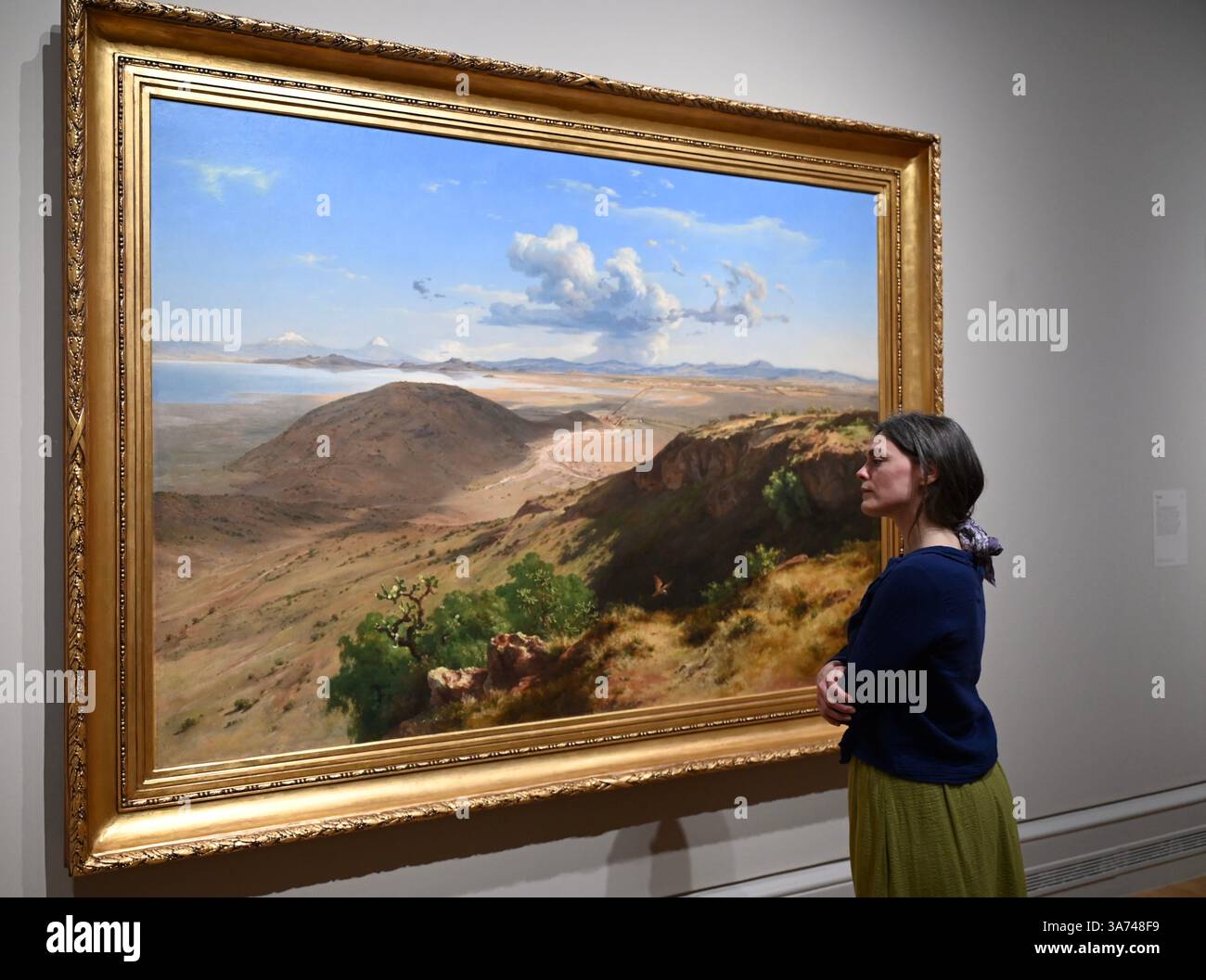 Die erste britische Ausstellung von Mexikos beliebtem Künstler José María Velasco. Velasco, der im 19. Jahrhundert in Mexiko arbeitete, war ein Mann von vielen Interessen. Er war fasziniert von den Fortschritten in der Geologie, der Archäologie seines Heimatlandes, der Erforschung der lokalen Flora und der zunehmenden Industrialisierung. Er malte die weitläufigen Landschaften des Tals von Mexiko, der Heimat des modernen Mexico City, mit exquisiten Details. Sein beeindruckender Panoramablick auf das Tal offenbart Anspielungen auf Mexikos historische Vergangenheit und seine sich schnell modernisierende Gegenwart. Stockfoto