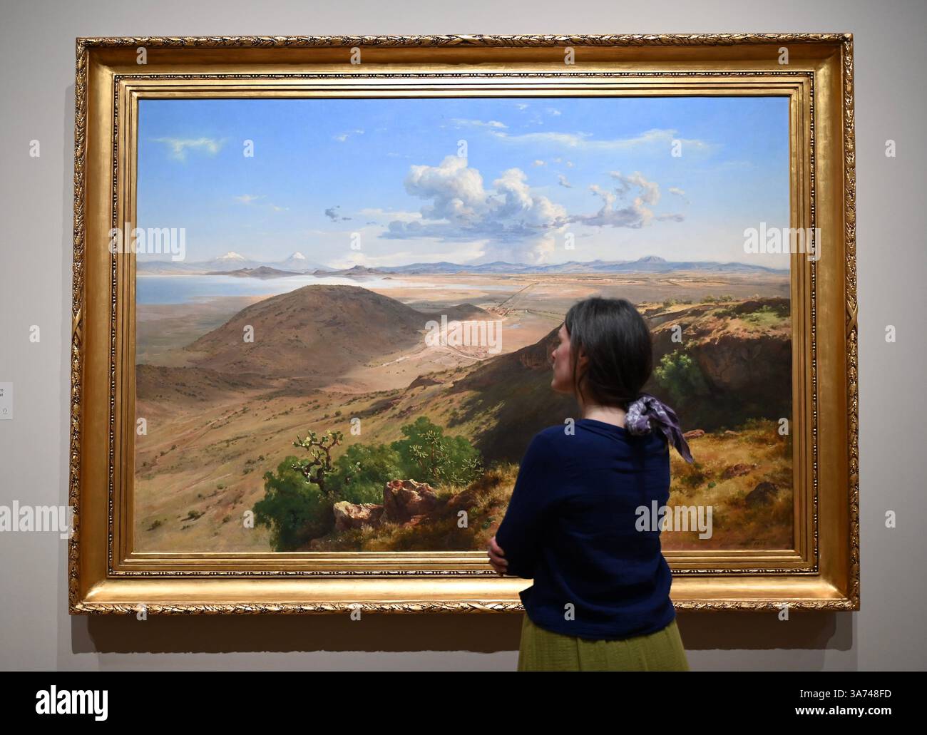 Die erste britische Ausstellung von Mexikos beliebtem Künstler José María Velasco. Velasco, der im 19. Jahrhundert in Mexiko arbeitete, war ein Mann von vielen Interessen. Er war fasziniert von den Fortschritten in der Geologie, der Archäologie seines Heimatlandes, der Erforschung der lokalen Flora und der zunehmenden Industrialisierung. Er malte die weitläufigen Landschaften des Tals von Mexiko, der Heimat des modernen Mexico City, mit exquisiten Details. Sein beeindruckender Panoramablick auf das Tal offenbart Anspielungen auf Mexikos historische Vergangenheit und seine sich schnell modernisierende Gegenwart. Stockfoto