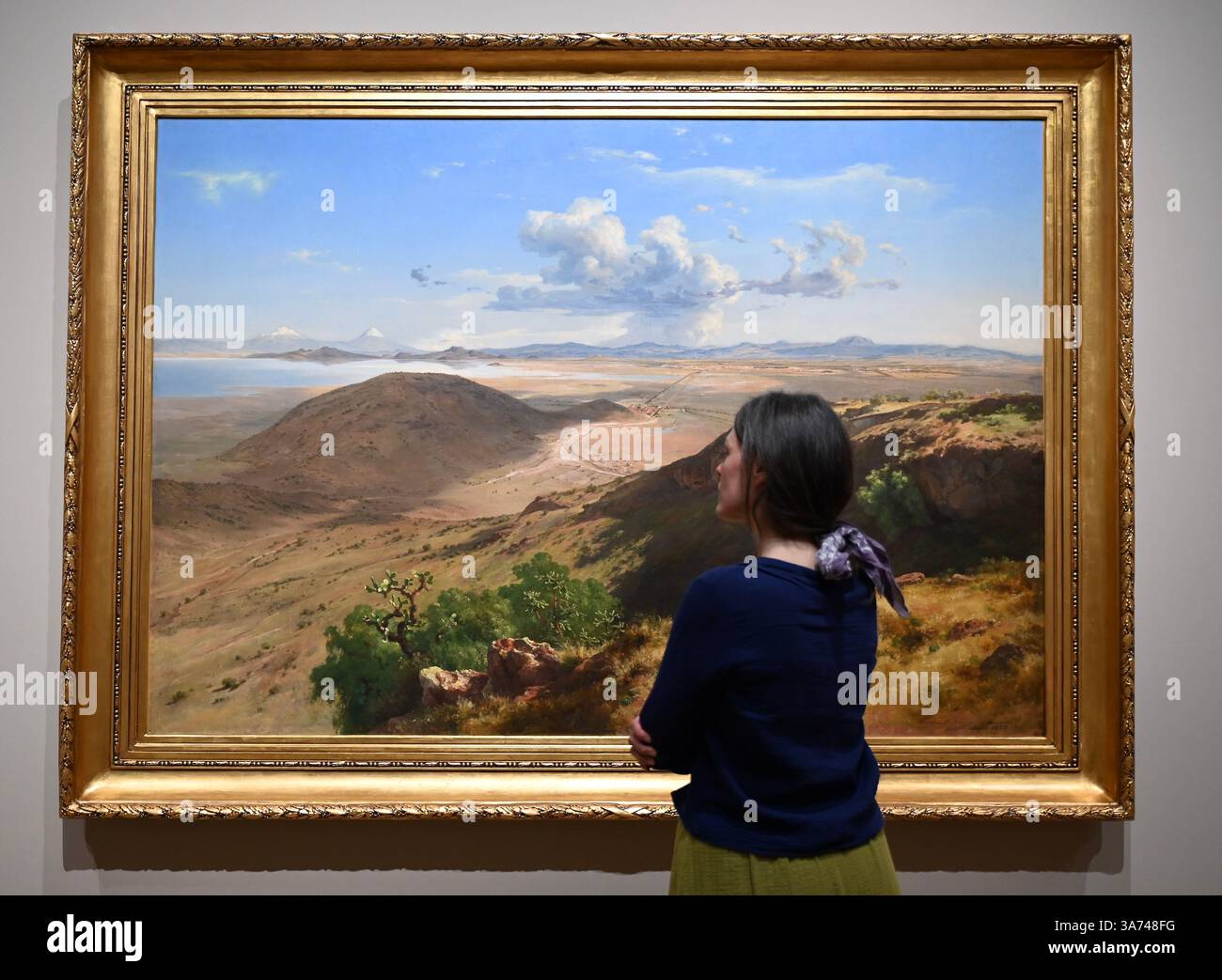 Die erste britische Ausstellung von Mexikos beliebtem Künstler José María Velasco. Velasco, der im 19. Jahrhundert in Mexiko arbeitete, war ein Mann von vielen Interessen. Er war fasziniert von den Fortschritten in der Geologie, der Archäologie seines Heimatlandes, der Erforschung der lokalen Flora und der zunehmenden Industrialisierung. Er malte die weitläufigen Landschaften des Tals von Mexiko, der Heimat des modernen Mexico City, mit exquisiten Details. Sein beeindruckender Panoramablick auf das Tal offenbart Anspielungen auf Mexikos historische Vergangenheit und seine sich schnell modernisierende Gegenwart. Stockfoto