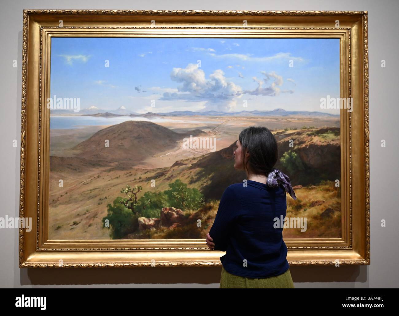 Die erste britische Ausstellung von Mexikos beliebtem Künstler José María Velasco. Velasco, der im 19. Jahrhundert in Mexiko arbeitete, war ein Mann von vielen Interessen. Er war fasziniert von den Fortschritten in der Geologie, der Archäologie seines Heimatlandes, der Erforschung der lokalen Flora und der zunehmenden Industrialisierung. Er malte die weitläufigen Landschaften des Tals von Mexiko, der Heimat des modernen Mexico City, mit exquisiten Details. Sein beeindruckender Panoramablick auf das Tal offenbart Anspielungen auf Mexikos historische Vergangenheit und seine sich schnell modernisierende Gegenwart. Stockfoto