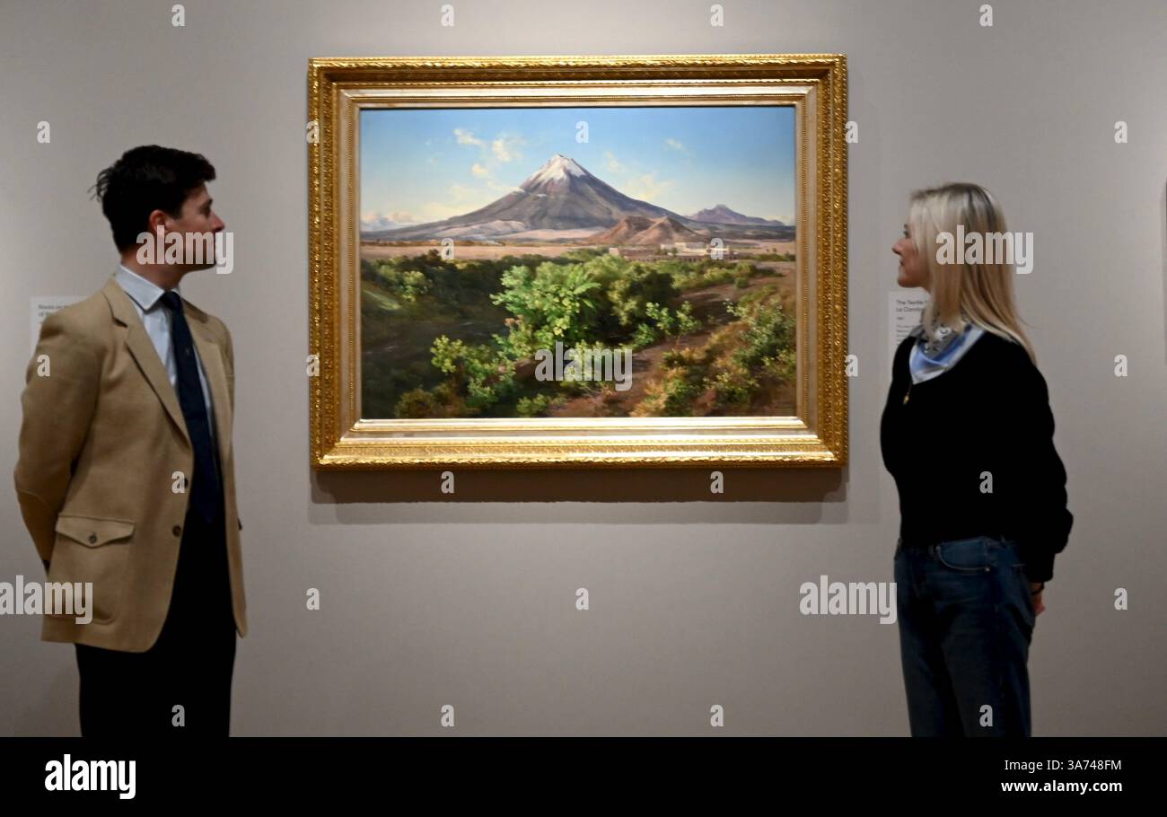 Die erste britische Ausstellung von Mexikos beliebtem Künstler José María Velasco. Velasco, der im 19. Jahrhundert in Mexiko arbeitete, war ein Mann von vielen Interessen. Er war fasziniert von den Fortschritten in der Geologie, der Archäologie seines Heimatlandes, der Erforschung der lokalen Flora und der zunehmenden Industrialisierung. Er malte die weitläufigen Landschaften des Tals von Mexiko, der Heimat des modernen Mexico City, mit exquisiten Details. Sein beeindruckender Panoramablick auf das Tal offenbart Anspielungen auf Mexikos historische Vergangenheit und seine sich schnell modernisierende Gegenwart. Stockfoto