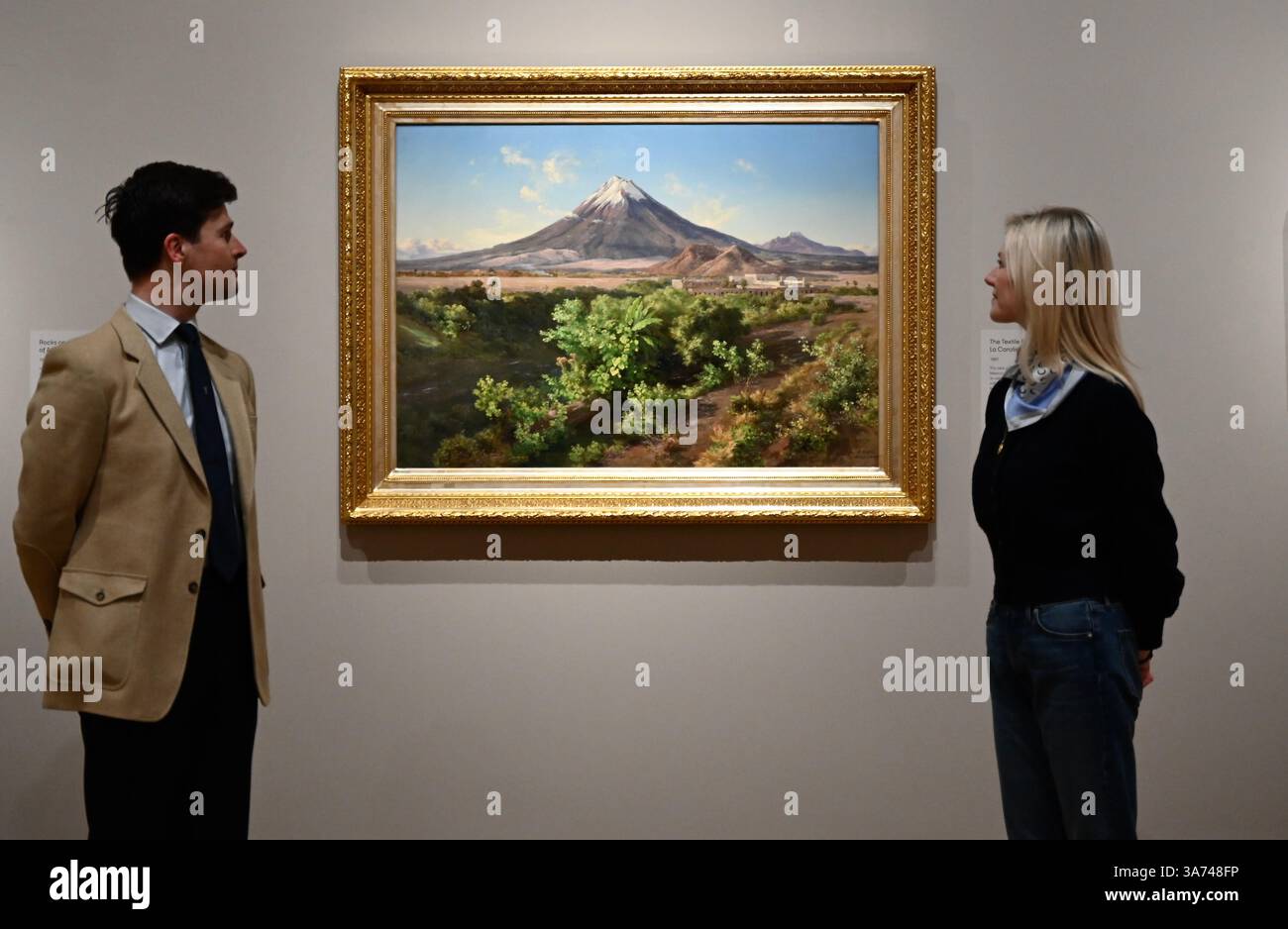 Die erste britische Ausstellung von Mexikos beliebtem Künstler José María Velasco. Velasco, der im 19. Jahrhundert in Mexiko arbeitete, war ein Mann von vielen Interessen. Er war fasziniert von den Fortschritten in der Geologie, der Archäologie seines Heimatlandes, der Erforschung der lokalen Flora und der zunehmenden Industrialisierung. Er malte die weitläufigen Landschaften des Tals von Mexiko, der Heimat des modernen Mexico City, mit exquisiten Details. Sein beeindruckender Panoramablick auf das Tal offenbart Anspielungen auf Mexikos historische Vergangenheit und seine sich schnell modernisierende Gegenwart. Stockfoto