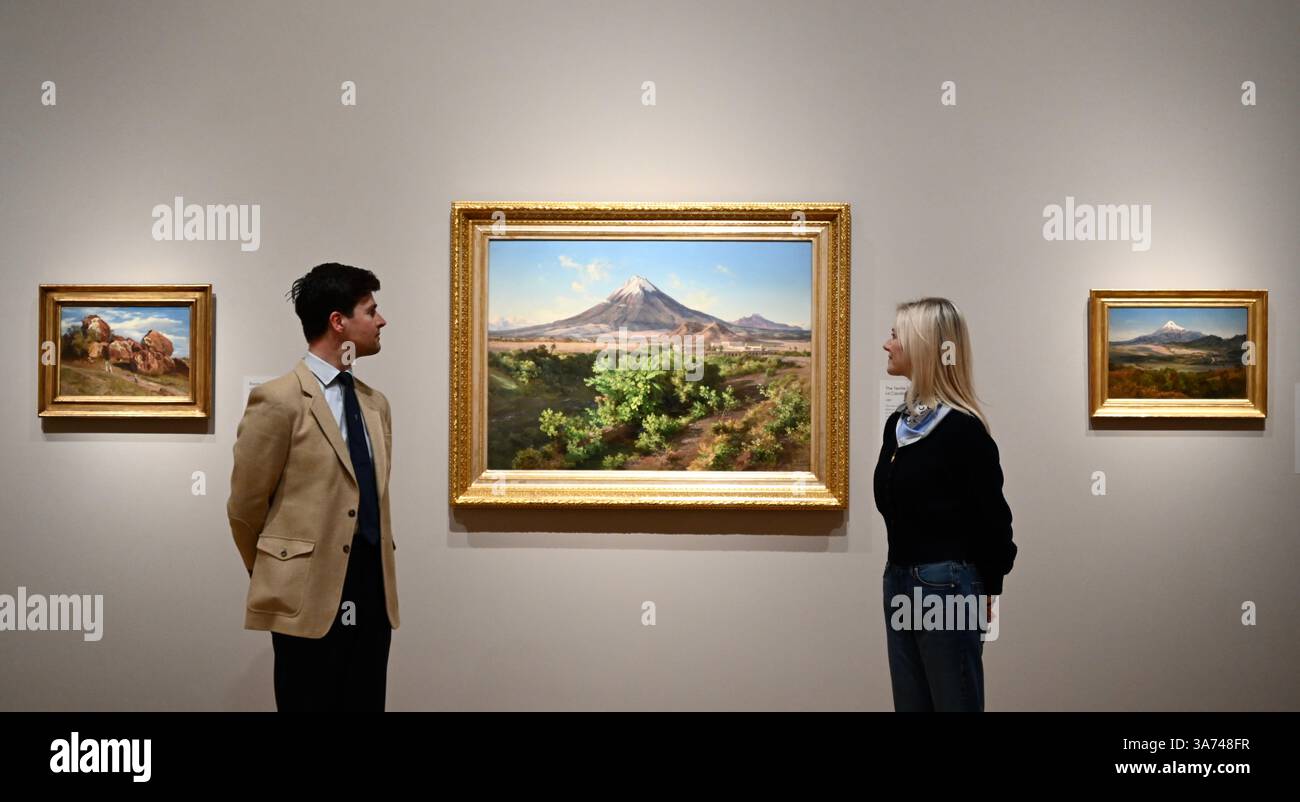 Die erste britische Ausstellung von Mexikos beliebtem Künstler José María Velasco. Velasco, der im 19. Jahrhundert in Mexiko arbeitete, war ein Mann von vielen Interessen. Er war fasziniert von den Fortschritten in der Geologie, der Archäologie seines Heimatlandes, der Erforschung der lokalen Flora und der zunehmenden Industrialisierung. Er malte die weitläufigen Landschaften des Tals von Mexiko, der Heimat des modernen Mexico City, mit exquisiten Details. Sein beeindruckender Panoramablick auf das Tal offenbart Anspielungen auf Mexikos historische Vergangenheit und seine sich schnell modernisierende Gegenwart. Stockfoto