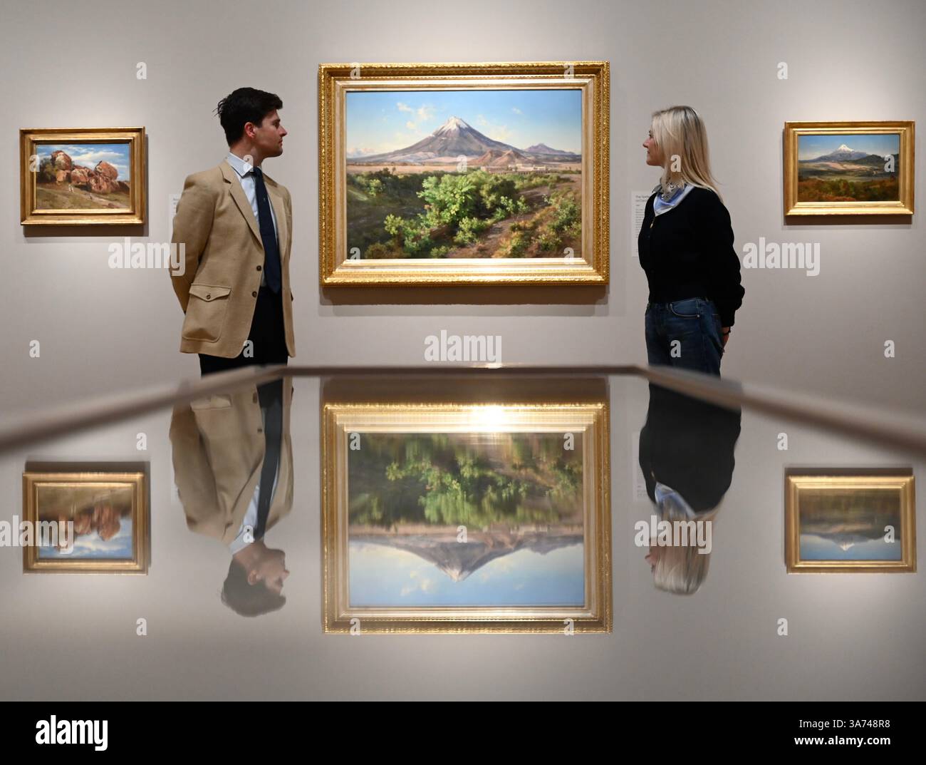 Die erste britische Ausstellung von Mexikos beliebtem Künstler José María Velasco. Velasco, der im 19. Jahrhundert in Mexiko arbeitete, war ein Mann von vielen Interessen. Er war fasziniert von den Fortschritten in der Geologie, der Archäologie seines Heimatlandes, der Erforschung der lokalen Flora und der zunehmenden Industrialisierung. Er malte die weitläufigen Landschaften des Tals von Mexiko, der Heimat des modernen Mexico City, mit exquisiten Details. Sein beeindruckender Panoramablick auf das Tal offenbart Anspielungen auf Mexikos historische Vergangenheit und seine sich schnell modernisierende Gegenwart. Stockfoto