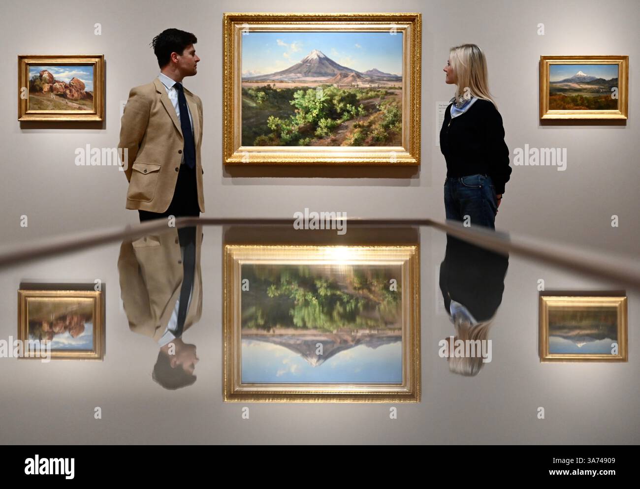 Die erste britische Ausstellung von Mexikos beliebtem Künstler José María Velasco. Velasco, der im 19. Jahrhundert in Mexiko arbeitete, war ein Mann von vielen Interessen. Er war fasziniert von den Fortschritten in der Geologie, der Archäologie seines Heimatlandes, der Erforschung der lokalen Flora und der zunehmenden Industrialisierung. Er malte die weitläufigen Landschaften des Tals von Mexiko, der Heimat des modernen Mexico City, mit exquisiten Details. Sein beeindruckender Panoramablick auf das Tal offenbart Anspielungen auf Mexikos historische Vergangenheit und seine sich schnell modernisierende Gegenwart. Stockfoto