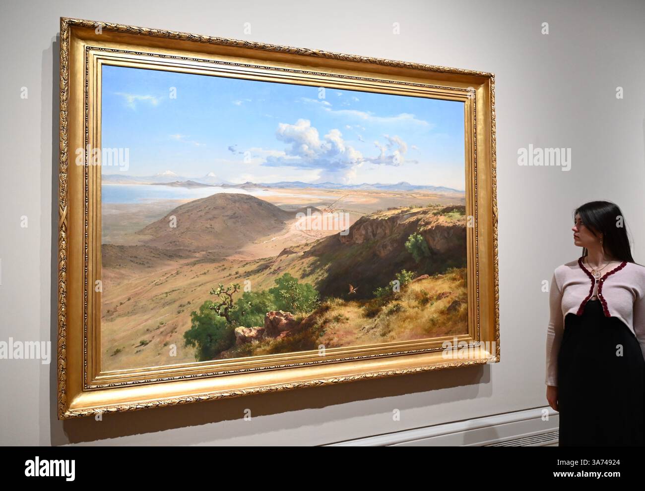 Die erste britische Ausstellung von Mexikos beliebtem Künstler José María Velasco. Velasco, der im 19. Jahrhundert in Mexiko arbeitete, war ein Mann von vielen Interessen. Er war fasziniert von den Fortschritten in der Geologie, der Archäologie seines Heimatlandes, der Erforschung der lokalen Flora und der zunehmenden Industrialisierung. Er malte die weitläufigen Landschaften des Tals von Mexiko, der Heimat des modernen Mexico City, mit exquisiten Details. Sein beeindruckender Panoramablick auf das Tal offenbart Anspielungen auf Mexikos historische Vergangenheit und seine sich schnell modernisierende Gegenwart. Stockfoto