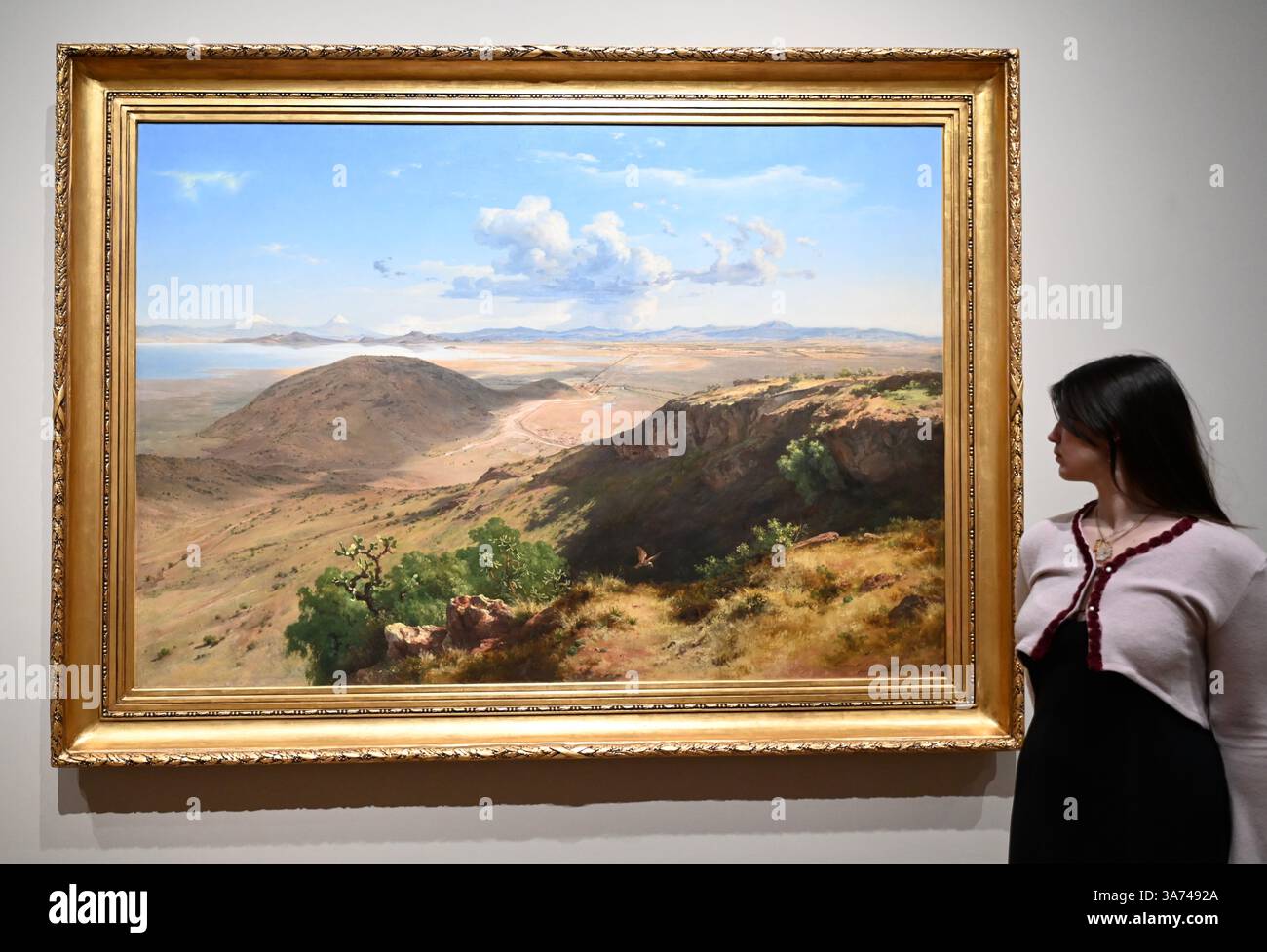 Die erste britische Ausstellung von Mexikos beliebtem Künstler José María Velasco. Velasco, der im 19. Jahrhundert in Mexiko arbeitete, war ein Mann von vielen Interessen. Er war fasziniert von den Fortschritten in der Geologie, der Archäologie seines Heimatlandes, der Erforschung der lokalen Flora und der zunehmenden Industrialisierung. Er malte die weitläufigen Landschaften des Tals von Mexiko, der Heimat des modernen Mexico City, mit exquisiten Details. Sein beeindruckender Panoramablick auf das Tal offenbart Anspielungen auf Mexikos historische Vergangenheit und seine sich schnell modernisierende Gegenwart. Stockfoto